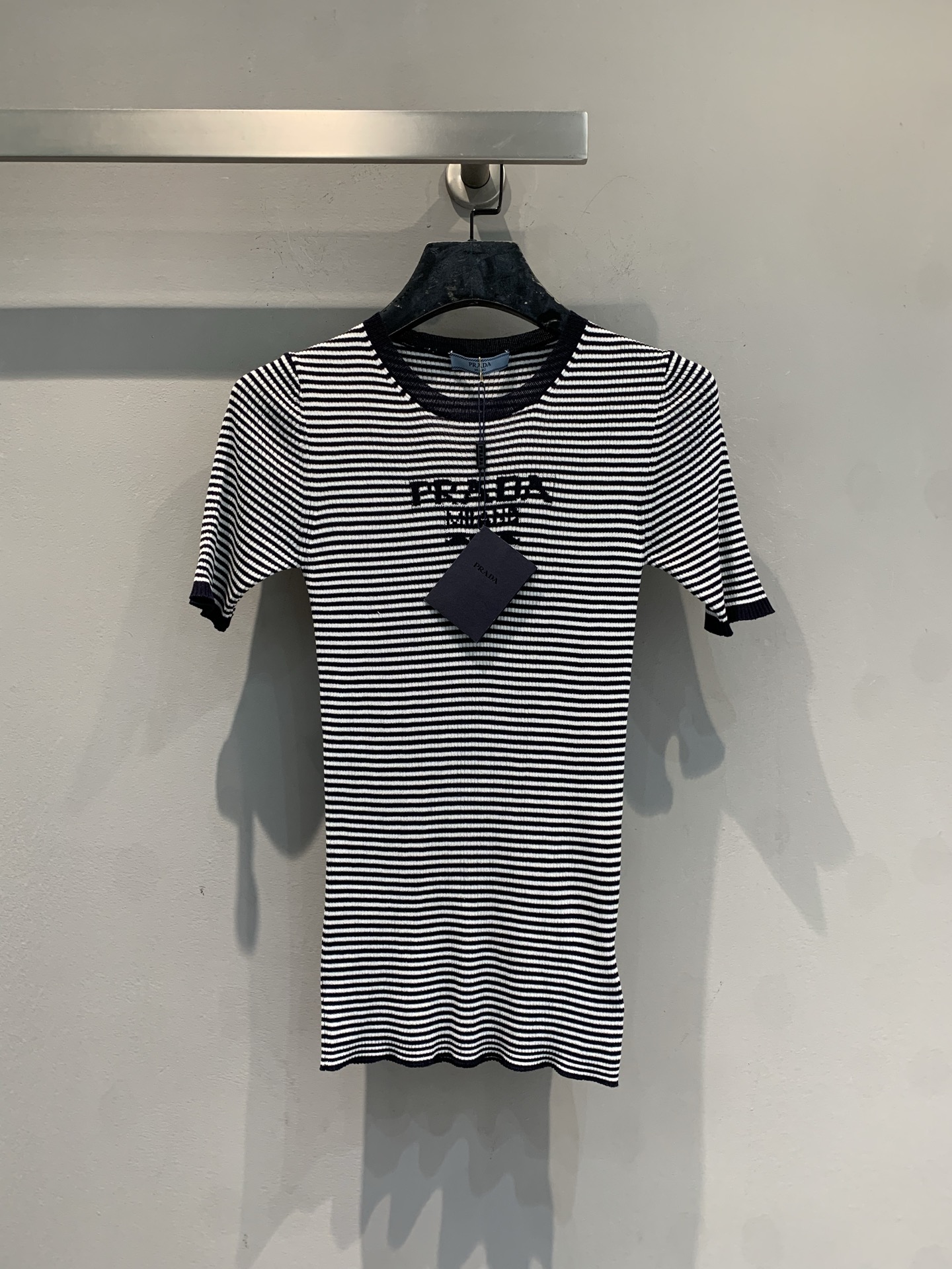 NO:735726,New model is shipping. Original development Prad*2026 early spring new style fashionable retro striped knitted short-sleeves, classic navy design, soft sheep wool knitted fabric with good elasticity, super comfortable to wear next to the body!  Low-key logo embroidery on the chest, perfect details. Round neck + short sleeves, simple and versatile, can be worn alone or layered, easy to switch between casual or college style. Slim fit, flattering and fashionable, a must-have for spring and summer wardrobe!  Size SML,,prada,T-shirt,19860909新款出货啦 原版开发 Prad*2026早春新款时髦复古条纹针织短袖,经典海军风设计,柔软绵羊毛针织面料弹性好,贴身穿着超舒适！胸前低调Logo刺绣,细节满分.圆领+短袖,简约百搭,单穿或内搭都很OK,轻松切换休闲or学院风.修身版型,显身材又时髦,春夏衣橱必备！码数SML,,prada,T-shirt,,Women's clothing