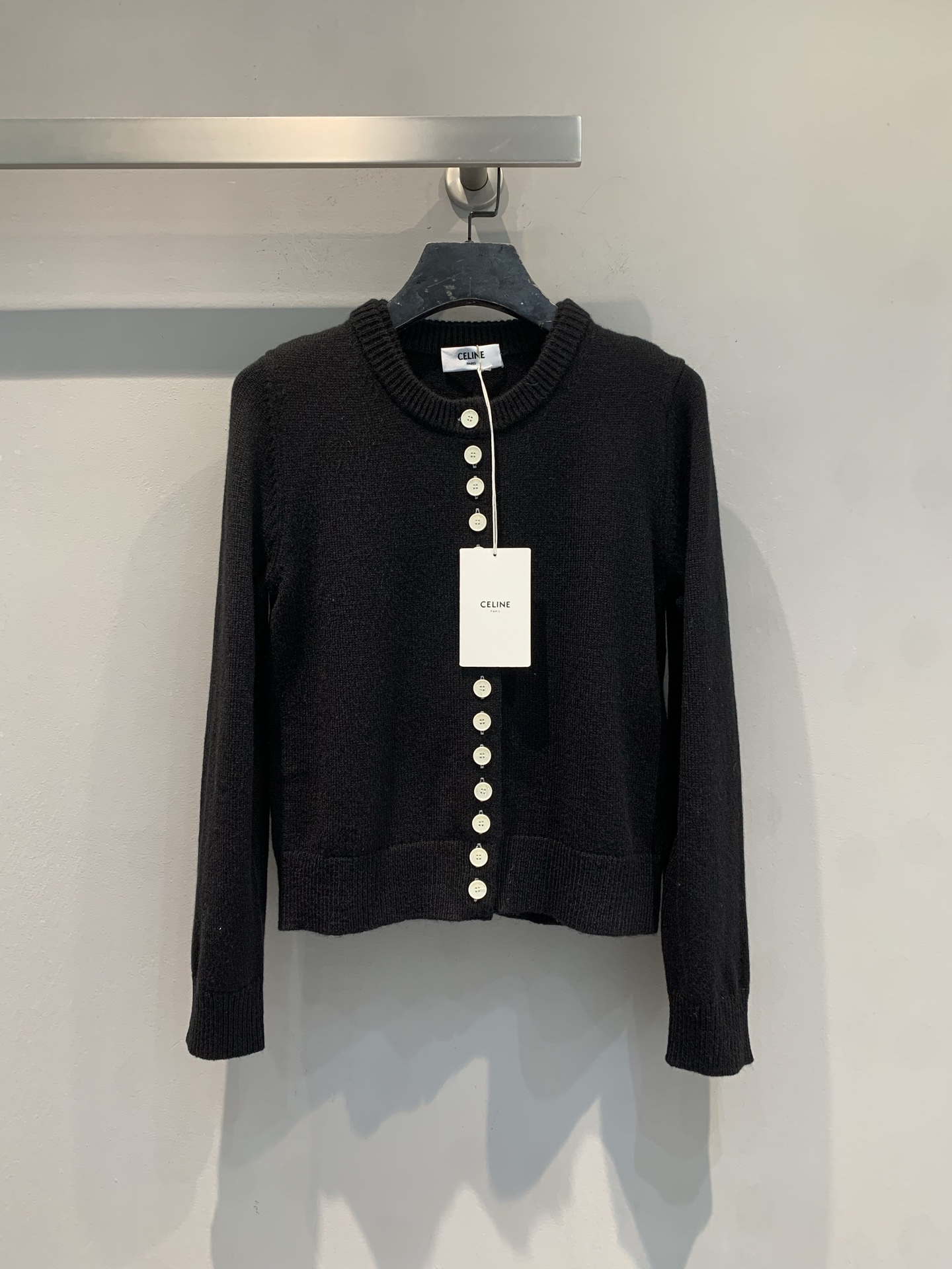 NO:736909,The new model is shipped. M original development Celin*2026 early spring new style fashionable and versatile single-breasted wool knitted cardigan. Soft wool blend, comfortable against the skin. Round neck + irregular button design, full of details, exquisite buttons and texture. Slim tailoring, slim and elegant, easy to control in daily commute. It looks great with jeans or skirts, easy to switch styles. Size SML,,celine,skirts,jeans,19860909新款出货啦M原版开发 Celin*2026早春新款时髦百搭单排扣羊毛针织开衫.柔软羊毛混纺,贴肤舒适.圆领+不规则纽扣设计,细节满满,纽扣精致有质感.修身剪裁,显瘦又优雅,通勤日常都能轻松驾驭.配牛仔裤或半裙都很出彩,轻松切换风格.码数SML,,celine,skirts,jeans,,Women's clothing