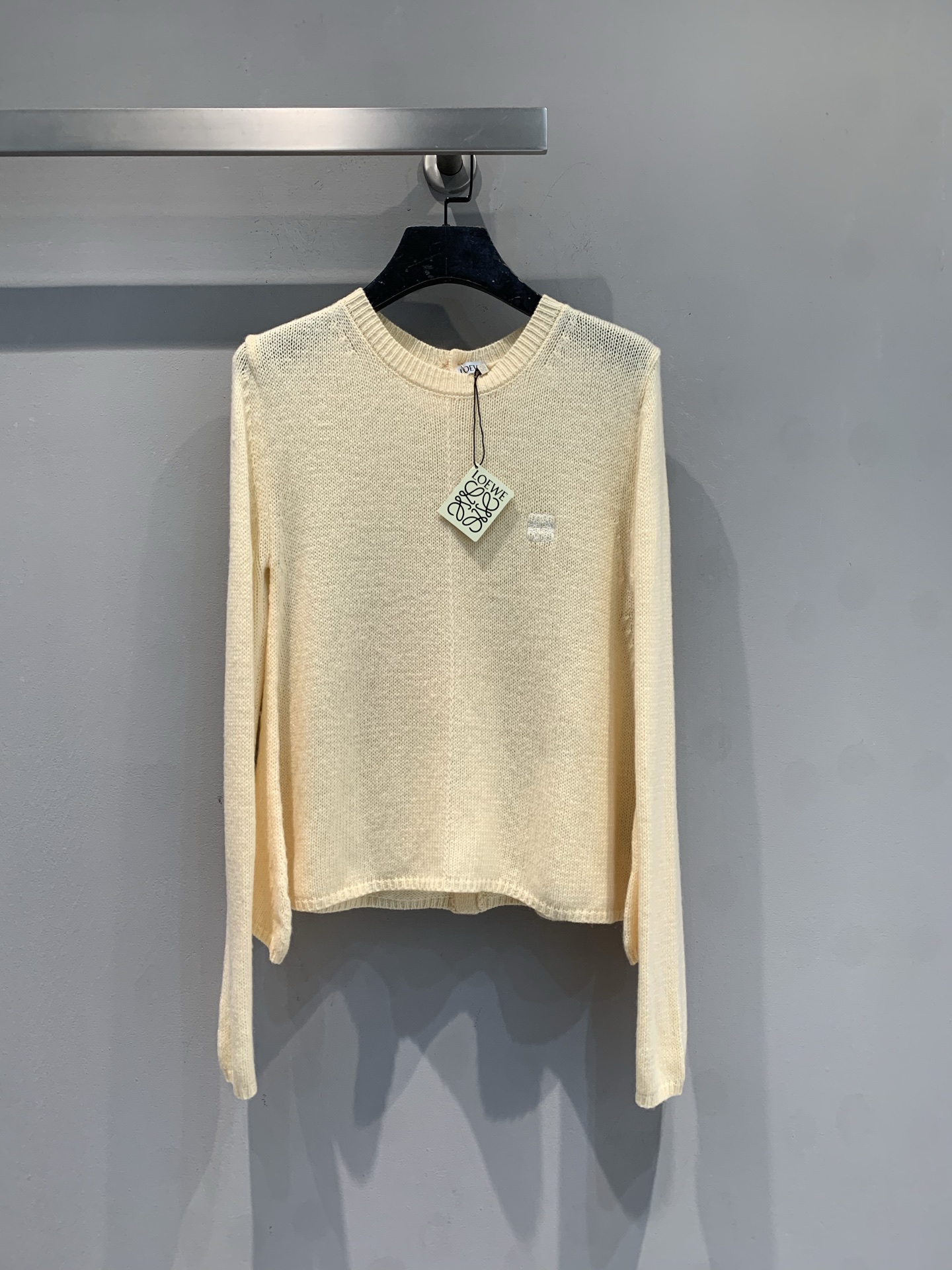 NO:736926,The new model is shipping. M is originally developed by Loew*2026 early spring new fashionable and versatile goose yellow cashmere sweater with back buttons. It is made of cashmere, soft and skin-friendly, and super comfortable to wear!  Simple design + buttons on the back, can be worn front or back, very gentle and smart when paired with jeans or skirts. The goose yellow color is whitening and reduces age, and can be easily worn by yellow-skinned sisters. It is versatile when worn alone or layered, and is very suitable for spring and autumn ~ Size SML, loewe, skirts, jeans,19860909新款出货啦M 原版开发 Loew*2026早春新款时髦百搭后背开扣鹅黄色羊绒针织衫,山羊绒材质,柔软亲肤,穿着超舒适！简约设计+后背纽扣,正反都能穿,搭配牛仔裤或半裙都很温柔知性.鹅黄色显白又减龄,黄皮姐妹也能轻松驾驭,单穿或内搭都很百搭,春秋季节穿超合适～码数SML,,loewe,skirts,jeans,,Women's clothing