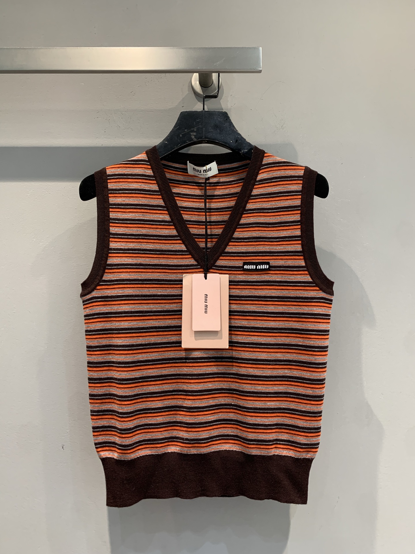 NO:736943,New model shipped M. Original development Miumi* 2026 early spring new fashionable retro sheep wool striped knitted vest, V-neck sleeveless design, orange, brown and black contrasting stripes, retro and fashionable. The knitted fabric has good elasticity and fits the body shape. It is great to wear alone or layered. Pair it with jeans, cargo shorts or skirts to easily create an American retro or sweet cool style. It can be worn for daily outings and parties, practical and stylish, it is a must-have item in early spring!  Code numberSML,,miumiu,skirts,shorts,jeans,19860909新款出货啦M 原版开发 Miumi*2026早春新款时髦复古绵羊毛条纹针织背心,V领无袖设计,橙棕黑撞色条纹,复古又时髦.针织面料弹性好,贴合身形,单穿或叠穿都很出彩.搭配牛仔裤、工装短裤或半裙,轻松打造美式复古或甜酷风格.日常出街、派对都能穿,实用又有设计感,是早春必备单品！码数SML,,miumiu,skirts,shorts,jeans,,Women's clothing