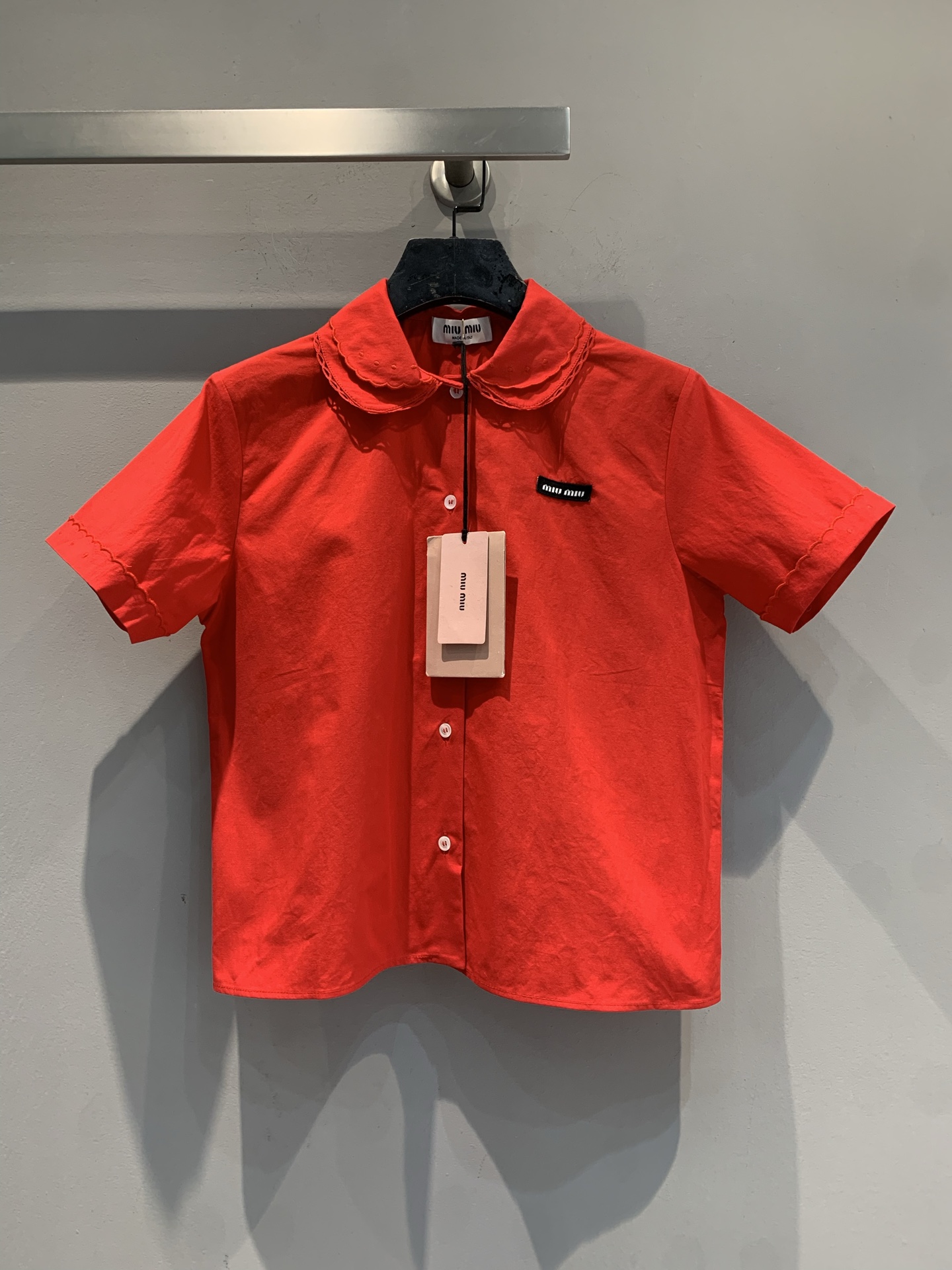 NO:736152,The new model is shipped. M original development Miumi*2026 early spring new New Year red lace collar short-sleeved shirt, the red tone is super eye-catching, and the lace design on the neckline is full of girlishness. High-quality cotton fabric, soft and breathable, super comfortable to wear in spring and summer. Embroidered logo on the chest, brand recognition is up!  The short-sleeved design can be easily used for daily commuting and leisure. Pair it with a dark skirt or jeans. It is retro and fashionable, and you can easily get a sense of atmosphere ~ Size SML,,miumiu,skirts,jeans,shirts,T-shirt,19860909新款出货啦M原版开发 Miumi*2026早春新款新年红花边领短袖衬衫,正红色调超吸睛,领口花边设计少女感满满.高品质棉质面料,柔软透气,春夏穿超舒服.胸前刺绣徽标,品牌辨识度up！短袖设计日常通勤、休闲都能轻松驾驭,搭配深色半裙或牛仔裤,复古又时髦,轻松get氛围感穿搭～码数SML,,miumiu,skirts,jeans,shirts,T-shirt,,Women's clothing