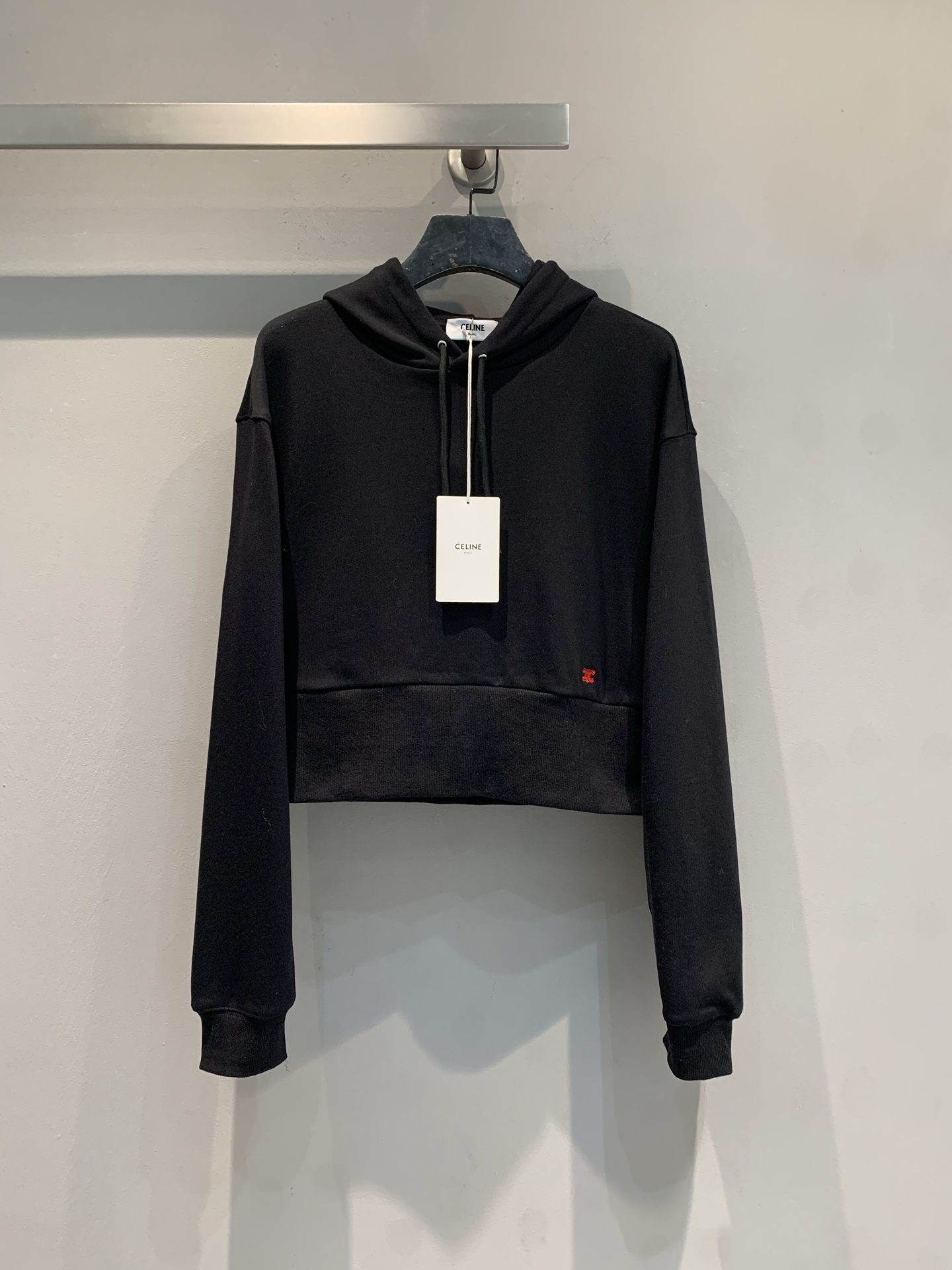 NO:736937,The new model is shipped M. Original development Celin* 2026 early spring new fashionable and versatile short hooded sweatshirt, black simple design, soft and comfortable cotton fabric, loose fit is super casual and fashionable. The short cut optimizes body proportions, and goes well with high-waisted jeans or skirts, easily creating casual or street style. The hooded design is practical and versatile, just right for spring and autumn, not heavy and warm, and can be easily used for daily outings and parties!  Size SML,,celine,hoodie,sweatshirts,skirts,jeans,hats,19860909新款出货啦M 原版开发 Celin*2026早春新款时髦百搭短款连帽卫衣,黑色简约设计,棉质面料柔软舒适,宽松版型超显随性时髦.短款剪裁优化身材比例,搭配高腰牛仔裤或裙装都很出彩,轻松打造休闲或街头风.连帽设计实用又百搭,春秋季节穿着刚刚好,不厚重又保暖,日常出街、聚会都能轻松驾驭！码数SML,,celine,hoodie,sweatshirts,skirts,jeans,hats,,Women's clothing