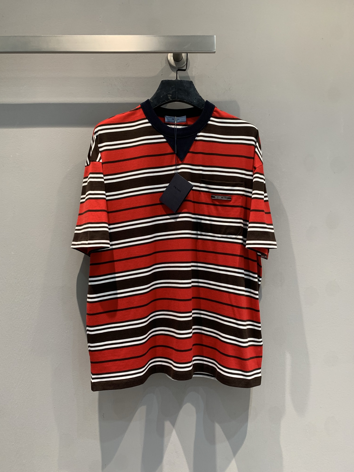 NO:735700,The new model is shipping. M is originally developed by Prad*2026 spring and summer series red and brown striped T-shirt, made of pure cotton, soft and comfortable, and super friendly for daily wear!  Red, brown and white horizontal stripes + dark round collar, Logo label on the chest, perfect recognition. Oversize silhouette + dropped shoulder design, slightly drooped hem, casual and lazy style, same style for men and women, easy to control a variety of body types. Full of festive atmosphere, paired with pleated skirt, jeans or loafers, you can easily switch between college style or street style, it is a versatile wardrobe artifact!  Size SML,,prada,versace,loafers,skirts,jeans,tees,t-shirt,19860909新款出货啦M 原版开发 Prad*2026春夏系列红棕条纹T恤,纯棉材质,柔软舒适,日常穿搭超友好！红棕白横条纹+深色圆领,胸前Logo布标,辨识度满分.Oversize廓形+落肩设计,微垂衣摆,随性慵懒风,男女同款,轻松驾驭多种身材.节日氛围感拉满,搭配百褶裙、牛仔裤或乐福鞋,学院风or街头风都能轻松切换,是衣橱百搭神器！码数SML,,prada,versace,loafers,skirts,jeans,tees，t-shirt,,Women's clothing