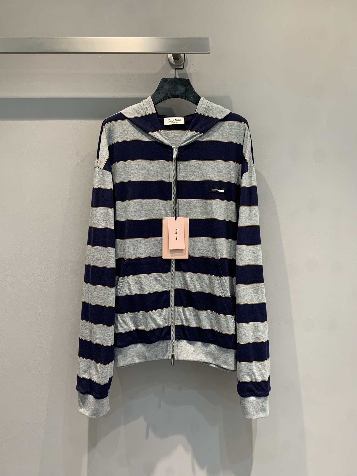 NO:736920,The new model is shipping. M original development Miumi* 2026 early spring new college style retro striped hooded zipper jacket, gray and blue contrasting wide stripes, full of retro American campus style!  The cotton knitted fabric is soft and comfortable, with a loose fit and hooded design, casual and practical, and the zipper is easy to put on and take off, making it perfect for daily commuting or leisure. The striped elements are classic and versatile, pair with jeans or sneakers, and you can easily get a lazy and fashionable look!  Size SML,,miumiu,sneakers,jeans,jackets & coats,hats,19860909新款出货啦M原版开发 Miumi*2026早春新款学院风复古条纹连帽拉链外套,灰蓝撞色宽条纹,复古美式校园风满满！棉质针织面料柔软舒适,宽松版型+连帽设计,休闲又实用,拉链方便穿脱,日常通勤或休闲都超适合.条纹元素经典百搭,搭配牛仔裤或运动鞋,轻松get慵懒时髦感！码数SML,,miumiu,sneakers,jeans,jackets & coats,hats,,Women's clothing