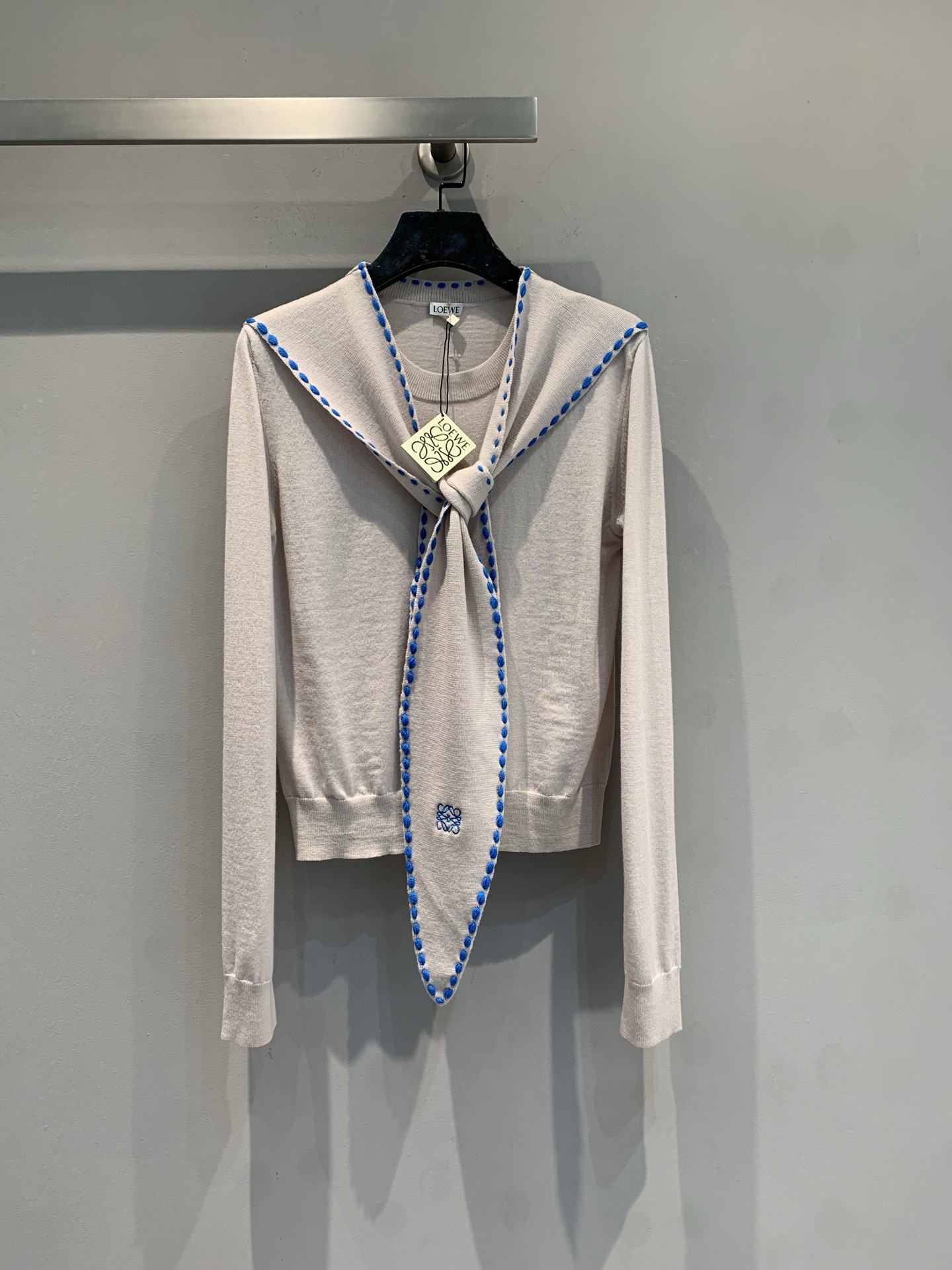 NO:736138,The new model is shipped. The original development Loew*2026 early spring new fashionable retro navy collar sweater, with off-white main tone + blue embroidery, full of French retro feel. Soft skin-friendly fabrics, neck ribbon design is super stylish, and can be matched with different styles. The Anagram embroidery in the lower left corner is low-key and recognizable. It can be easily controlled for commuting, dating, and daily life. It is elegant and practical. It is a versatile artifact in early spring!  Code number SML,,loewe,19860909新款出货啦原版开发 Loew*2026早春新款时髦复古海军领针织衫,米白色主调+蓝色刺绣,法式复古感满满.柔软亲肤面料,领口飘带设计超有造型感,还能随心搭配不同穿搭风格.左下角Anagram刺绣低调又有辨识度,通勤、约会、日常都能轻松驾驭,优雅又实用,是早春百搭神器！码数SML,,loewe,,Women's clothing