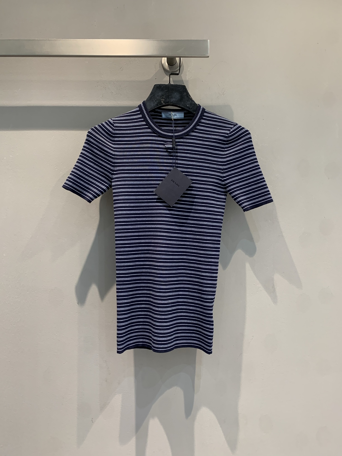 NO:736894,The new model is shipped. Original development Prad*2026 early spring new trendy retro triangle logo round neck striped knitted short-sleeve. Classic striped design, elastic knitted fabric fits the body shape, and modifies the curves to be super slim. The round neck is simple, easy to control for daily commuting or leisure. The striped element is versatile, match it with high-waisted shorts or jeans, and you can easily get a refreshing summer look!  Size SML,,prada,shorts,jeans,T-shirt,19860909新款出货啦 原版开发 Prad*2026早春新款时髦复古三角标圆领条纹针织短袖.经典条纹设计,弹性针织面料贴合身形,修饰曲线超显瘦.圆领简约,日常通勤或休闲都能轻松驾驭.条纹元素百搭,随手搭配高腰短裤或牛仔裤,轻松get清爽夏日look！码数SML,,prada,shorts,jeans,T-shirt,,Women's clothing