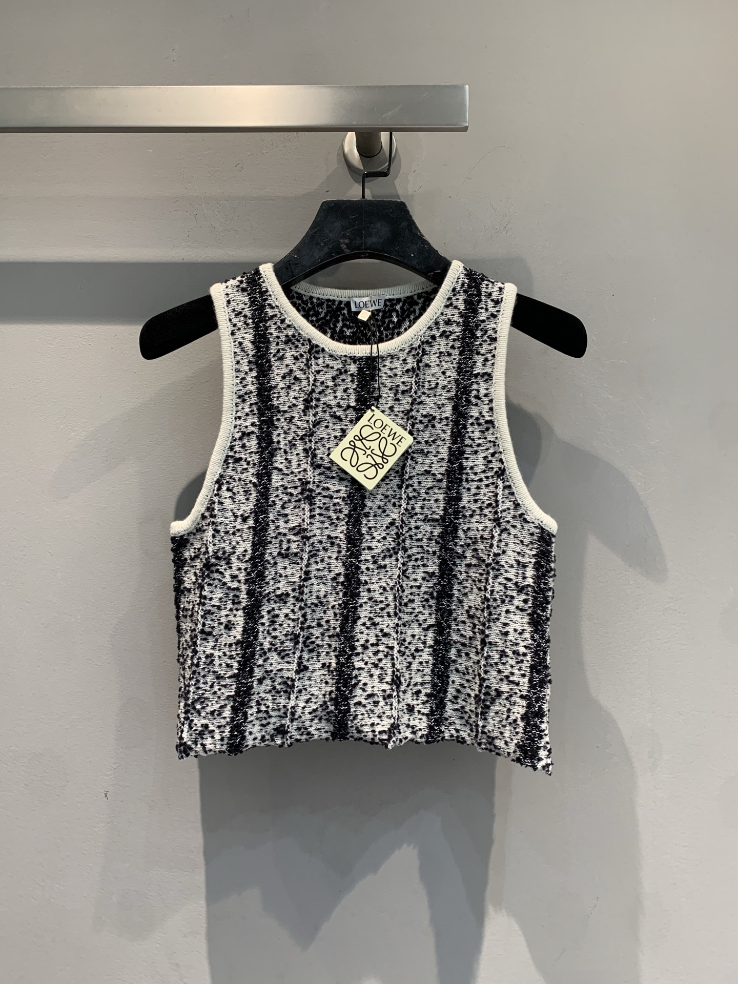 NO:737179,The new model is shipped M. Original development Loew*2026 early spring new fashionable retro wool knitted vest. Made of wool blend, the texture is light and breathable, soft and comfortable to the touch. The black and white contrasting design is simple and elegant, with white edges embellishment, full of layering. Sleeveless tailoring, it is OK to wear alone or layered in spring and summer, and can be easily matched with various bottoms. It can be easily worn in daily or light formal occasions, fashionable and versatile!  Code number SML,,loewe,19860909新款出货啦M 原版开发 Loew*2026早春新款时髦复古羊毛针织背心.采用羊毛混纺,质地轻盈透气,触感柔软舒适.黑白撞色设计简约大方,白色边缘点缀,层次感满满.无袖剪裁,春夏季节单穿或内搭都很OK,轻松搭配各种下装.日常或轻正式场合都能轻松驾驭,时髦又百搭！码数SML,,loewe,,Women's clothing