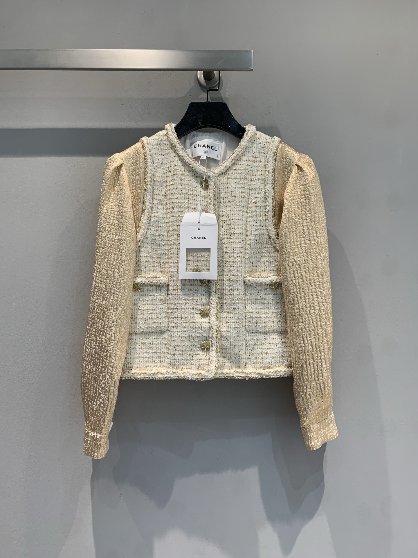 NO:736945,The new model has been shipped and is originally developed. C's 2026 early spring vacation series off-white tweed mixed gold thread jacket is full of delicate luster. The sleeves are made of gilt gauze and the lantern sleeve design is gentle and noble. The round neck + full diamond buttons + fake pockets are full of three-dimensionality and exquisite French craftsmanship. The short cut makes you taller and slimmer. Pair it with high-waisted bottoms to easily create an elegant vacation style. It is very suitable for commuting and gatherings ~ Size 36 38 40,, chanel, jackets &  coats,19860909新款出货啦原版开发 C家2026早春度假系列米白粗花呢混金丝线外套,细腻光泽感满满.袖子鎏金纱质,灯笼袖设计,温柔又贵气.圆领+满钻纽扣+假口袋,立体感十足,法式工艺精致.短款剪裁显高显瘦,搭配高腰下装,轻松打造优雅度假风,通勤聚会都很适合哦～码数36 38 40,,chanel,jackets & coats,,Women's clothing