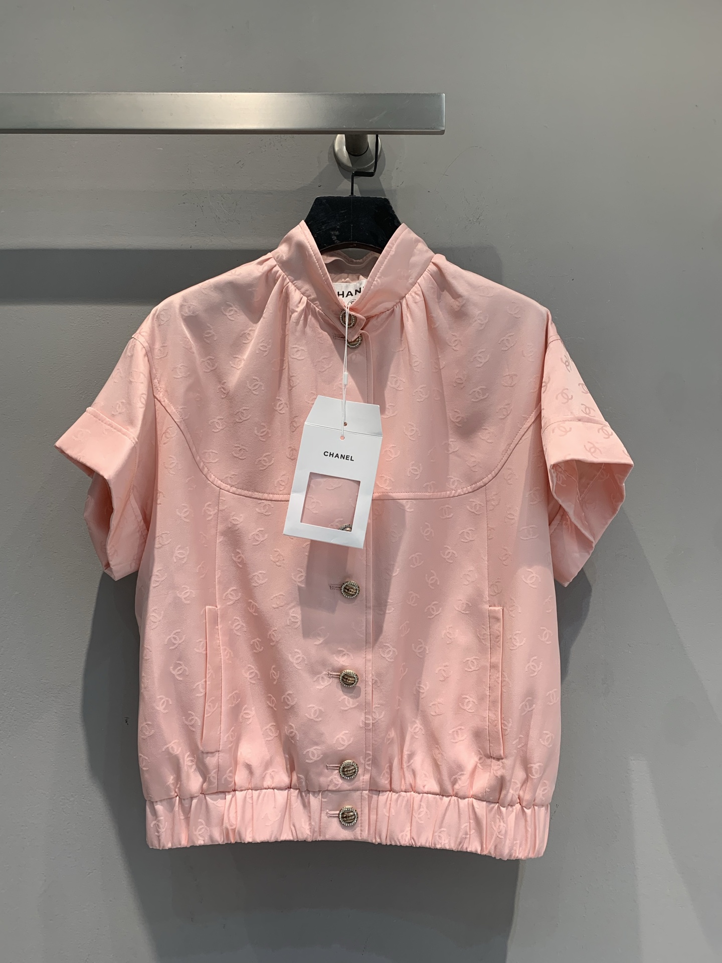 NO:737186,The new model is shipped. M original development. C's 2026 early spring new fashionable and versatile double-C silk short-sleeved jacket, light fabric + exquisite jacquard, full of low-key luxury. Stand-up collar + metal buttons, the details are super textured!  The short-sleeved design is very suitable for spring and summer. The pink color is gentle and versatile, and can be easily worn in daily life or on vacation. It is a limited edition and has high scarcity. Sisters who like Chanel, don’t miss it!  Size 36 38 40,,chanel,chanel,jackets & coats,T-shirt,real silk,19860909新款出货啦M原版开发 C家2026早春新款时髦百搭双C真丝短袖外套,轻薄面料+精致提花,低调奢华感满满.立领+金属纽扣,细节超有质感！短袖设计春夏穿超合适,粉色温柔又百搭,日常或度假都能轻松驾驭～属于限量款,稀缺性拉满,喜欢香奈儿的姐妹别错过啦！码数36 38 40,,chanel,chanel,jackets & coats,T-shirt,real silk,,Women's clothing