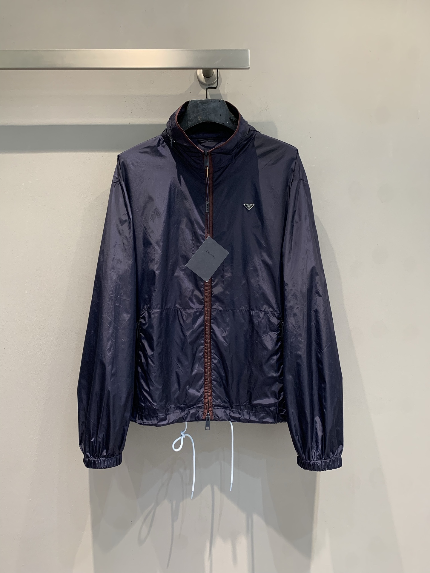 NO:737316,The new model is shipping. M is originally developed by Prad*2026 early spring new fashionable retro triangle drawstring nylon stand-up collar jacket. It is made of lightweight nylon fabric, waterproof and wear-resistant, suitable for outdoor and daily wear. The stand-up collar + zipper design is simple and detailed, and the triangle logo on the chest is super recognizable!  The loose fit accommodates a variety of body types, and the dark color is versatile and can be easily worn in casual or trendy styles. Whether it’s a city stroll or an outdoor adventure, it has both functionality and fashion, and can easily cope with changing weather. Sizes: SML, prada, jackets & coats,19860909新款出货啦M 原版开发 Prad*2026早春新款时髦复古三角标抽绳尼龙立领夹克,采用轻盈尼龙面料,防水耐磨,适合户外和日常穿搭.立领+拉链设计,简约又有细节感,胸口三角Logo超有辨识度！版型宽松,包容多种身材,深色调百搭,休闲或潮流风都能轻松驾驭.无论城市漫步还是户外探险,都能兼具功能与时尚感,轻松应对多变天气.码数SML,,prada,jackets & coats,,Women's clothing