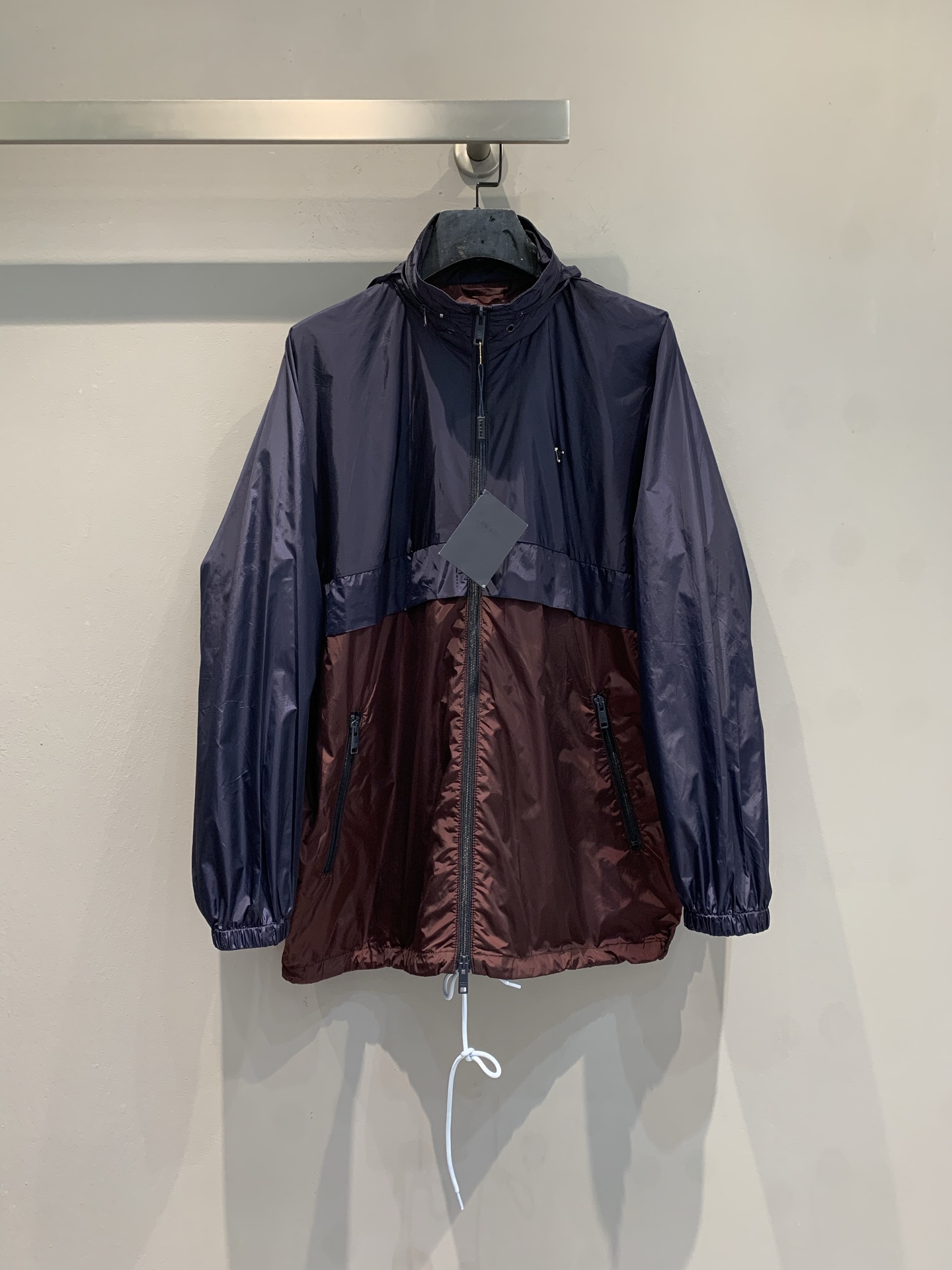 NO:737333,The new model is shipping. M is originally developed by Prad*2026 new fashionable retro color-blocked regenerated nylon jacket for early spring. It is made of iconic Re-nylon material. It is light, soft and waterproof, perfect for outdoor and daily wear!  Dark blue + burgundy contrasting color design, full of fashion sense. Hood + drawstring details, practical and stylish, elastic cuffs and hem to keep warm!  Environmentally friendly materials + classic craftsmanship, great for layering or wearing alone in autumn and winter, easily create a retro trend. Size SML, prada, jackets & coats, hats,19860909新款出货啦M 原版开发 Prad*2026早春新款时髦复古拼色再生尼龙外套,采用标志性Re-nylon材质,轻盈柔软又防水,超适合户外和日常穿搭！深蓝+酒红撞色设计,时尚感满分.连帽+抽绳细节,实用又有型,袖口和下摆松紧收口,保暖力up！环保材质+经典工艺,秋冬叠穿或单穿都很出彩,轻松打造复古潮流风.码数SML,,prada,jackets & coats,hats,,Women's clothing