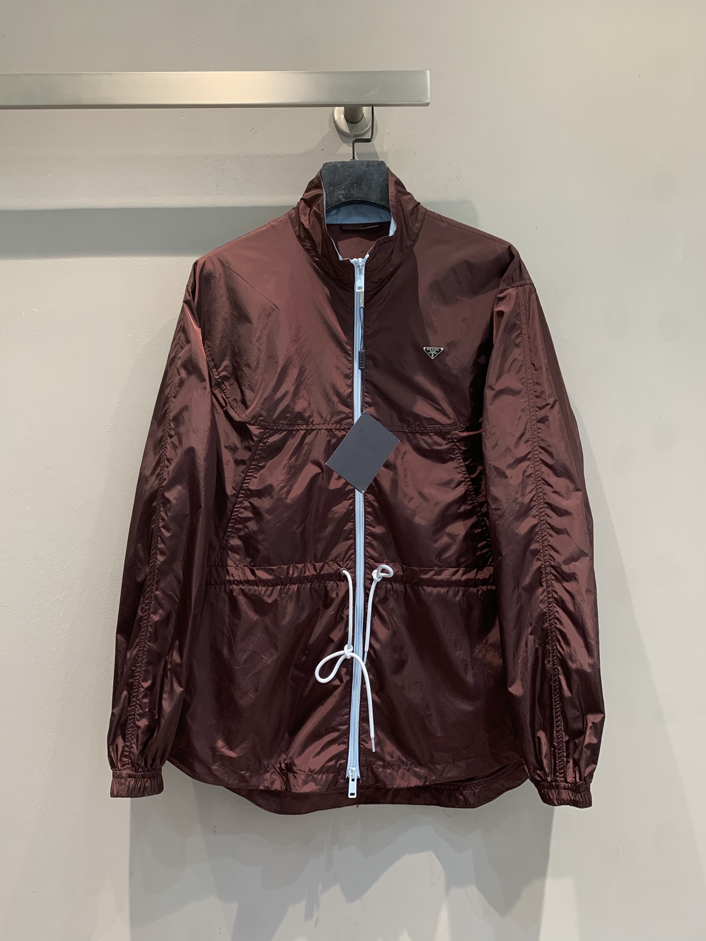 NO:737339,The new model is shipping. The original development of Prad*2026 early spring new fashionable retro triangle drawstring burgundy nylon jacket is made of lightweight nylon material. The drawstring design is super practical and can be easily controlled outdoors or in daily life!  The triangular logo on the chest is very recognizable, and the burgundy color is low-key and high-end, which is a plus for layering in autumn and winter. The zipper + drawstring details are easy to put on and take off and can adjust the fit. It is lightweight and windproof, suitable for hiking and commuting. It is a must-have and versatile item for autumn and winter wardrobes!  Size SML,,prada,jackets & coats,19860909新款出货啦 原版开发 Prad*2026早春新款时髦复古三角标抽绳酒红色尼龙夹克,采用轻量尼龙材质,抽绳设计超实用,户外or日常都能轻松驾驭！胸前三角标超有辨识度,酒红色低调又高级,秋冬叠穿超加分.拉链+抽绳细节,穿脱方便还能调节版型,轻便防风,徒步、通勤都很适合,是秋冬衣橱必备百搭单品！码数SML,,prada,jackets & coats,,Women's clothing