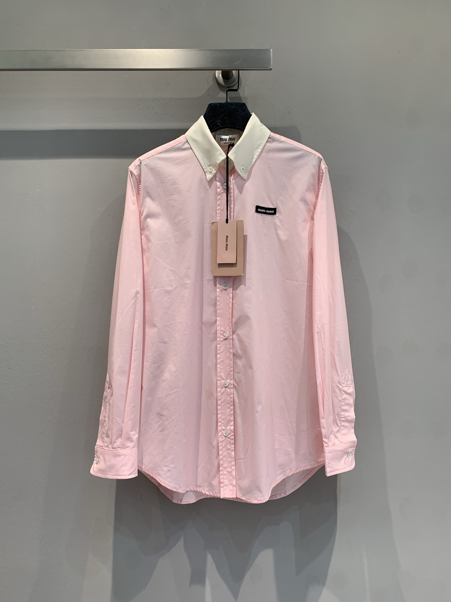 NO:737319,The new model is shipping. The original development Miumi*2026 early spring new fashionable and versatile pink spliced ​​long-sleeved shirt. The main color is soft pink, the collar is spliced ​​with light yellow, and the contrasting color design is super layered!  The logo on the left chest is embellished, and the details are perfect. The cotton fabric is comfortable and breathable to wear, and it is very suitable for spring and autumn. The version is loose, and it is OK to wear alone or layered. It can be easily used for commuting and leisure ~ Pair it with jeans, skirts or wide-leg pants, and you can easily get a sweet cool or lazy style!  Size SML,,miumiu,skirts,jeans,shirts,19860909新款出货啦 原版开发 Miumi*2026早春新款时髦百搭粉色拼接长袖衬衫,主色柔和粉,领口拼接浅黄,撞色设计超有层次感！左胸徽标点缀,细节满分.棉质面料,穿着舒适透气,春秋季节超适合.版型偏宽松,单穿或叠搭都很OK,通勤休闲都能轻松驾驭～搭配牛仔裤、半裙或阔腿裤,轻松get甜酷or慵懒风！码数SML,,miumiu,skirts,jeans,shirts,,Women's clothing