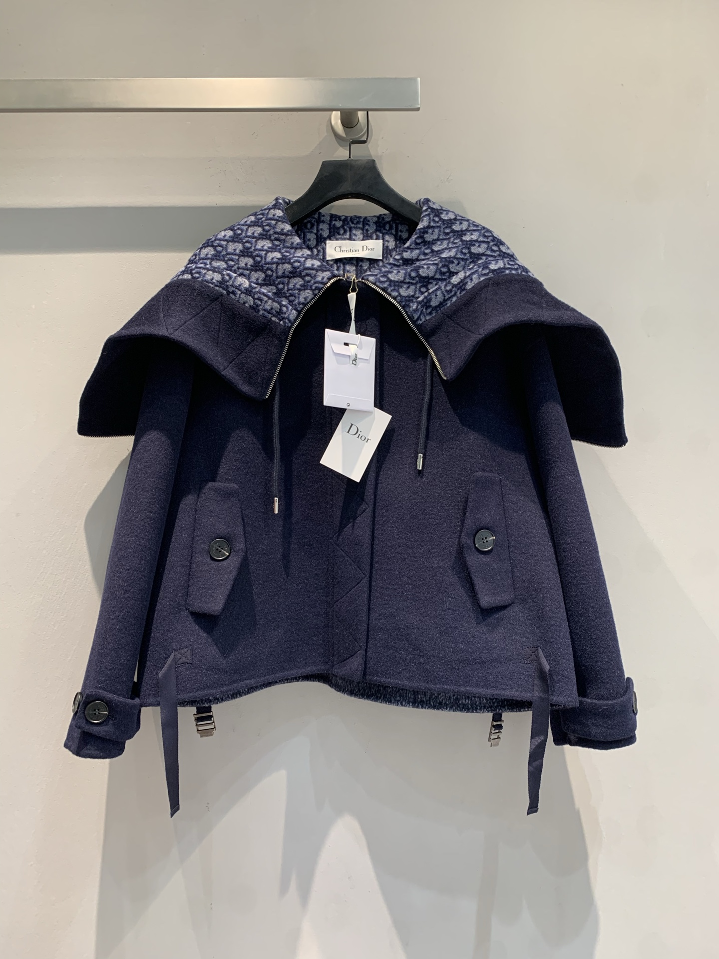 NO:906985,The new model has been shipped. The original development CD autumn and winter new fashionable retro presbyopia cape style hooded wool jacket. Made of imported Australian sheep wool and silk blended fabric, soft and warm, perfect for autumn and winter!  Hooded cape design + classic print, perfect for recognition. Double pockets on the front + metal buttons, practical and detailed. The cuff straps are adjustable, making it more comfortable to wear. The overall tailoring is neat and elegant, making it easy to wear for commuting or formal occasions. It looks great with skirts or high-waisted pants!  Size 36 38 40,,skirts,jackets & coats,real silk,hats,19860909新款出货啦 原版开发 CD秋冬新款时髦复古老花斗篷式连帽羊毛外套.采用进口澳洲绵羊毛真丝混纺面料,柔软又保暖,秋冬穿超合适！连帽斗篷设计+经典印花,辨识度满分.正面双口袋+金属纽扣,实用又有细节感.袖口绑带可调节,穿着更舒适.整体剪裁利落,优雅大气,通勤或正式场合都能轻松驾驭,搭配裙装或高腰裤都很出彩哦！码数36 38 40,,skirts,jackets & coats,real silk,hats,,Women's clothing
