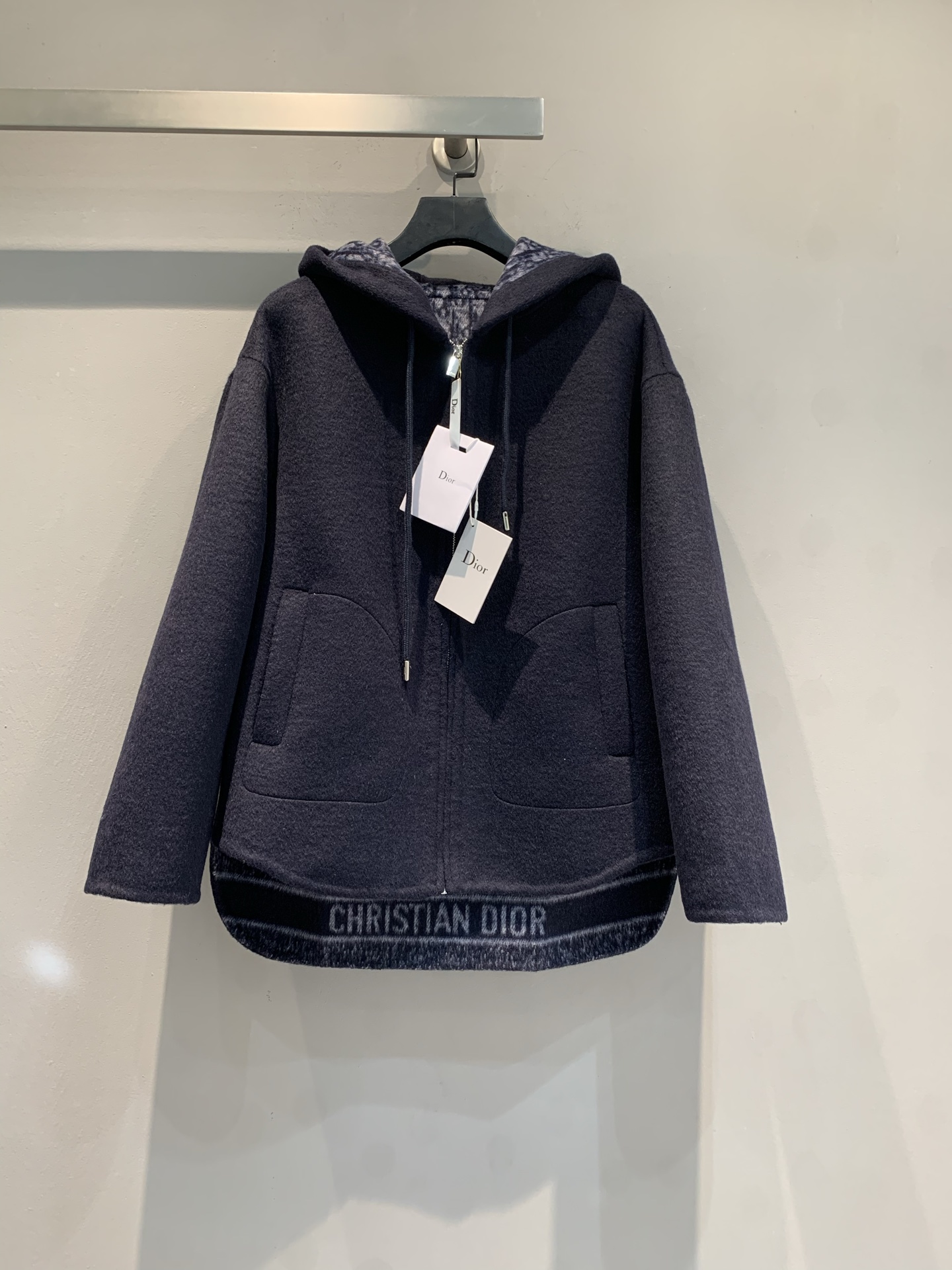 NO:906982,The new model is shipped. The original development CD autumn and winter new fashionable retro presbyopic hooded wool jacket is made of sheep wool and silk blended fabric imported from Australia. It is soft and warm, with zipper closure + hooded design, practical and fashionable. The lining has a classic Dior letter pattern and perfect details. The pockets on both sides are super convenient, the loose fit is comfortable and versatile, and can be easily used for commuting and leisure. The dark blue is low-key and elegant, no matter how you match it, it is a must-have item for your autumn and winter wardrobe!  Size 36 38 40,,dior,jackets & coats,real silk,hats,19860909新款出货啦 原版开发 CD秋冬新款时髦复古老花连帽羊毛外套,采用澳洲进口绵羊毛真丝混纺面料.柔软又保暖,拉链开合+连帽设计,实用又时髦.内衬有经典Dior字母图案,细节满分.两侧口袋超方便,宽松版型舒适又百搭,通勤休闲都能轻松驾驭.深蓝色低调优雅,怎么搭都不出错,是秋冬衣橱必备单品！码数36 38 40,,dior,jackets & coats,real silk,hats,,Women's clothing