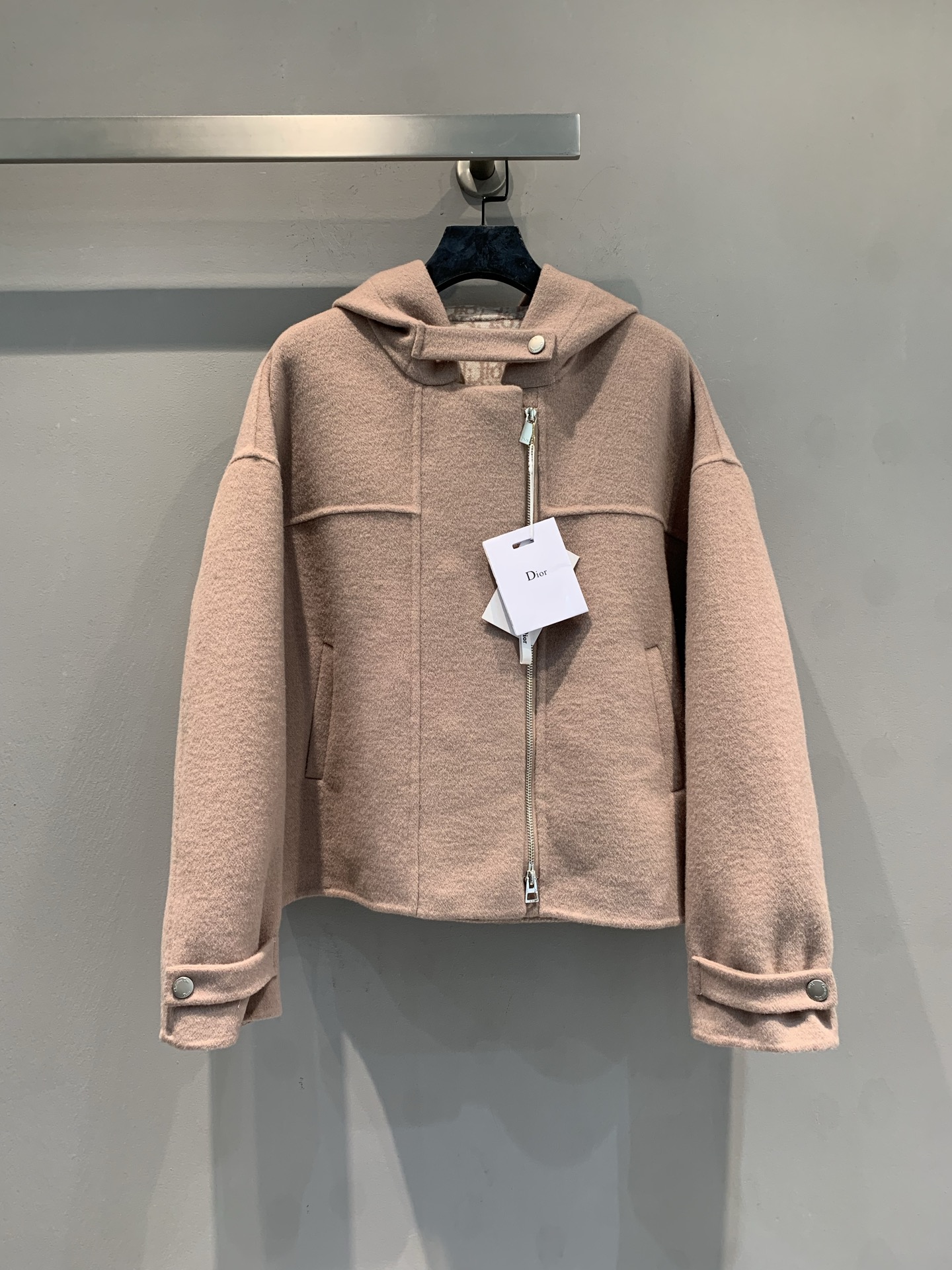 NO:883716,The new model has been shipped. The original development CD's new double zipper presbyopic hooded short jacket for autumn and winter. It is made of sheep wool and silk blended fabric imported from Australia. It is soft and warm to the touch, perfect for autumn and winter!  Light brown color with low saturation, gentle and versatile, easy to match with various inner wear and bottoms. Hood + zipper design, easy to put on and take off, cuffs and hem are embellished with metal buttons, perfect details!  The short version is neat and tall, friendly to small people, can be easily used for commuting and leisure, practical and fashionable. Size 36 38 40,, jackets & coats, real silk, hats,19860909新款出货啦 原版开发 CD秋冬新款双拉链老花连帽短外套.选用澳洲进口绵羊毛真丝混纺面料.触感柔软又保暖,秋冬穿超合适！浅咖色低饱和度,温柔百搭,轻松搭配各种内搭和下装.连帽+拉链设计,穿脱方便,袖口和下摆金属纽扣点缀,细节满分！短款版型利落显高,小个子友好,通勤休闲都能轻松驾驭,实用又时髦.码数36 38 40,,jackets & coats,real silk,hats,,Women's clothing