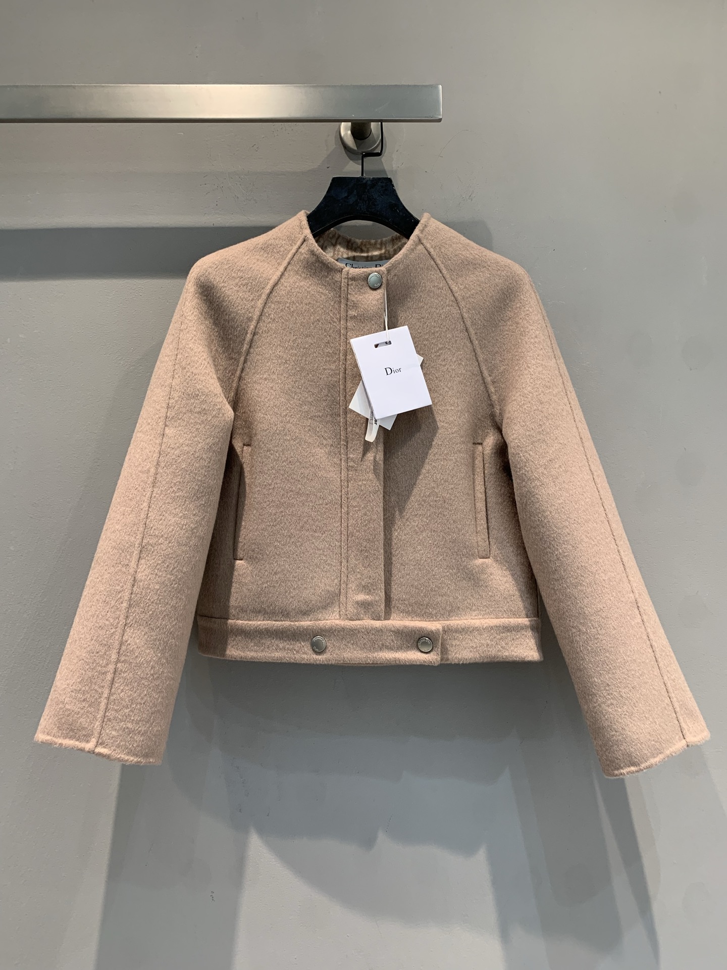 NO:883705,The new model has been shipped. The original development CD's new autumn and winter round neck presbyopic short jacket is made of sheep wool and silk blended fabric imported from Australia. It is soft and warm, and is very suitable for autumn and winter!  The zipper + snap button design makes it easy to put on and take off, and the details are perfect. The lining is made of exquisite patterns, and the texture is improved. The light pink color is gentle and versatile, and can be easily used for commuting or formal occasions. The Dior logo is on the neckline, full of brand sense, neat tailoring, elegant and practical, it is a must-have item for autumn and winter wardrobe!  Size 36 38 40,,dior,jackets & coats,real silk,19860909新款出货啦 原版开发 CD秋冬新款圆领老花短外套,采用澳洲进口绵羊毛真丝混纺面料,柔软又保暖,秋冬穿超合适！拉链+按扣设计,穿脱方便,细节满分.内衬是精致花纹,质感提升,浅粉色温柔百搭,通勤或正式场合都能轻松驾驭.Dior标志在领口,品牌感十足,剪裁利落,优雅又实用,是秋冬衣橱必备单品！码数36 38 40,,dior,jackets & coats,real silk,,Women's clothing