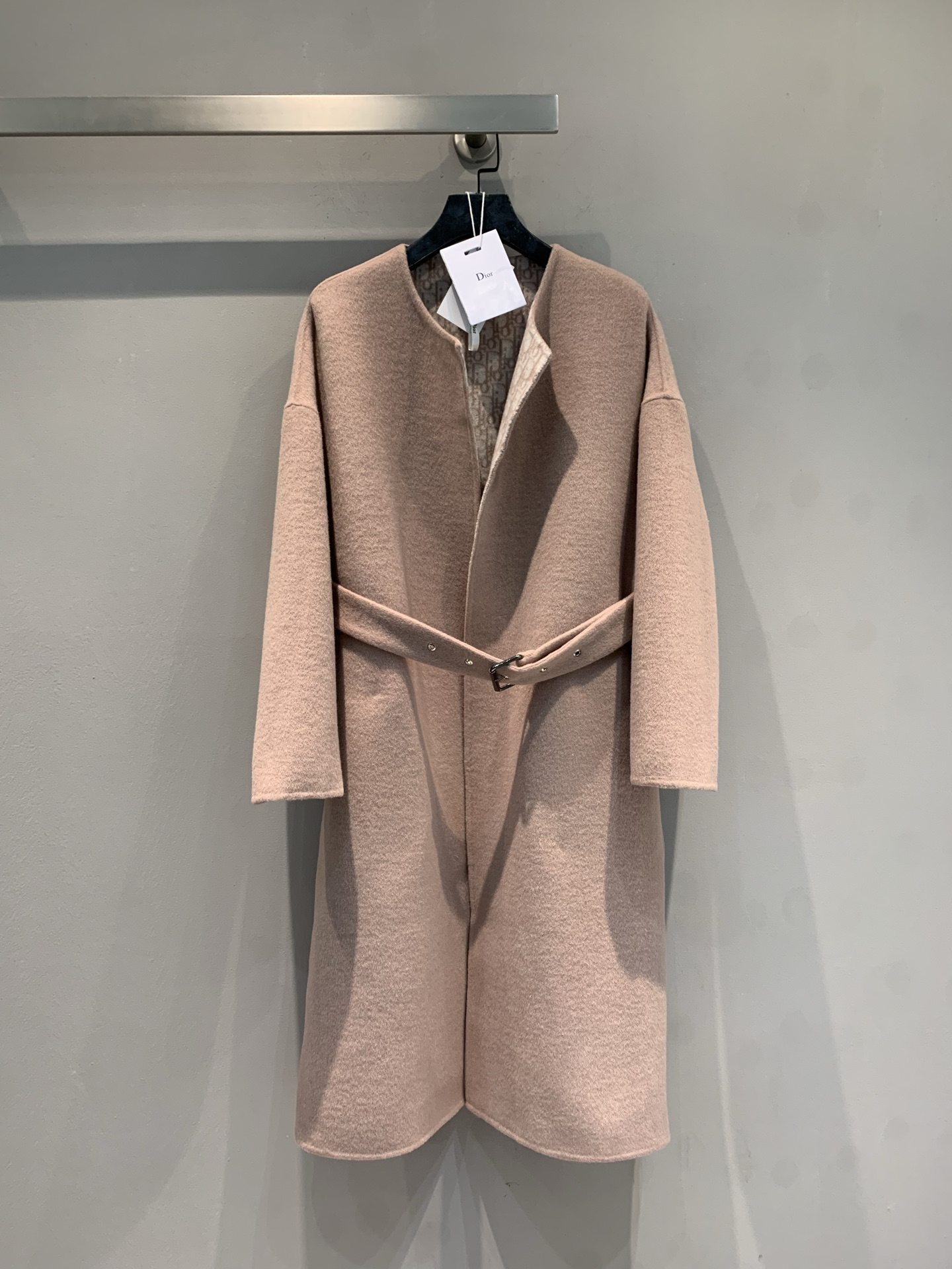 NO:738763,Comes with dust bag. New model shipped. M original development. Comes with dust bag. CD autumn and winter new fashionable retro presbyopia lace-up round neck wool coat. Made of imported Australian sheep wool and silk blended fabric, soft and warm, perfect for autumn and winter!  The lining is lined with classic Oblique prints, with perfect details. The belt design is adjustable and can be easily used in commuting and formal occasions. It is low-key and elegant, and the lapel and cuff details are super fashionable. It is a must-have and versatile item for autumn and winter wardrobes!  Code number 36 38 40,,real silk,19860909配防尘袋新款出货啦M原版开发 配防尘袋 CD秋冬新款时髦复古老花系带圆领羊毛大衣.采用进口澳洲绵羊毛真丝混纺面料,柔软又保暖,秋冬穿超合适！内衬经典Oblique印花,细节满分.腰带设计可调节廓形,通勤、正式场合都能轻松驾驭.低调大气,翻领和袖口细节超有时尚感,是秋冬衣橱必备百搭单品！码数36 38 40,,real silk,,Women's clothing