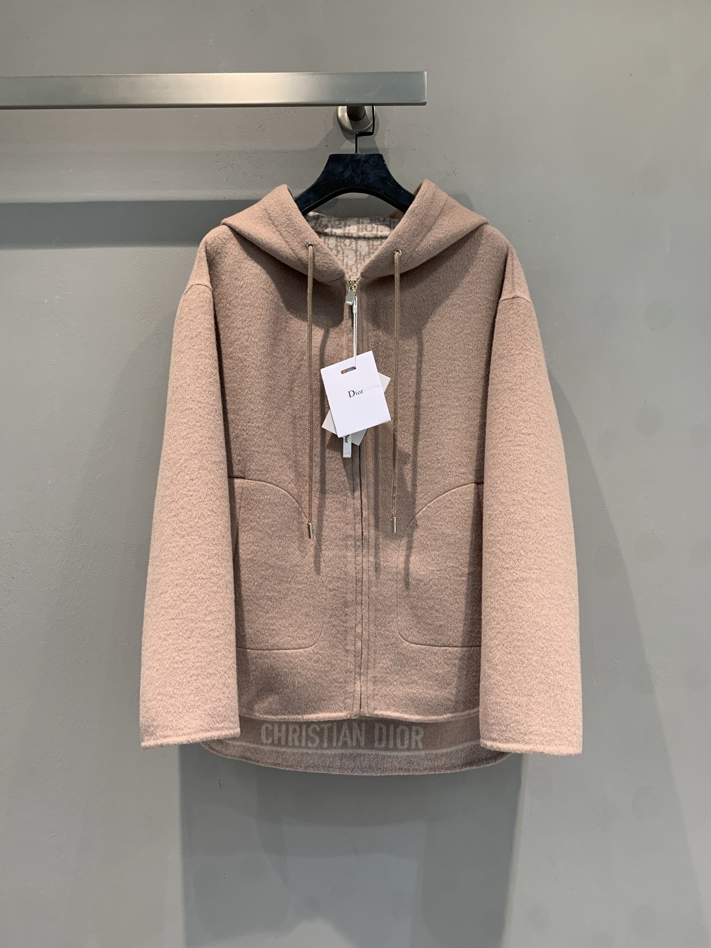 NO:883692,The new model has been shipped. The original development CD autumn and winter new presbyopic double-sided hooded short coat, Australian imported sheep wool + mulberry silk blend, super soft to the touch, super comfortable to wear in autumn and winter!  The outer layer is milky brown and lined with classic Oblique print. It can be worn on both sides and is very versatile. The hooded + zipper design is practical and fashionable. The straight version is super friendly to the figure and can easily be worn to create a French elegant atmosphere. It can be easily used for daily commuting and leisure, and it has perfect temperament!  Code number 36 38 40,,hats,19860909新款出货啦 原版开发 CD秋冬新款老花双面连帽短款大衣,澳洲进口绵羊毛羊毛+桑蚕丝混纺,手感超柔软,秋冬穿超舒服！外层奶咖色,内衬经典Oblique印花,双面穿法超百搭～连帽+拉链设计,实用又时髦,直筒版型对身材超友好,轻松穿出法式优雅氛围感.日常通勤、休闲都能轻松驾驭,气质感满分！码数36 38 40,,hats,,Women's clothing