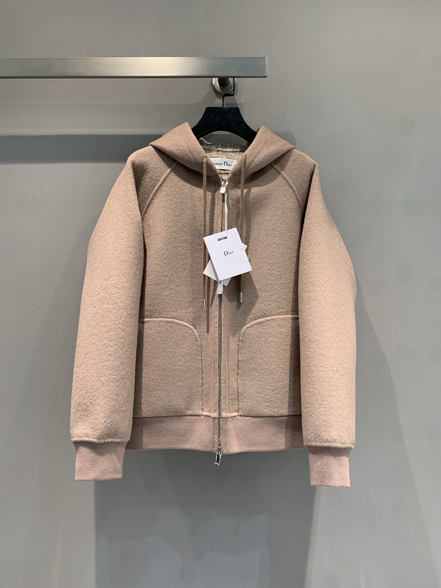 NO:883677,The new model is shipped. The original development CD autumn and winter new large pocket zipper presbyopia hooded jacket. Made of imported Australian sheep wool and silk blended fabric. Soft and warm, perfect for autumn and winter!  The light brown color is low-key and versatile, with zipper closure + hood design, casual and practical. The lining is branded, and the details are perfect. The loose fit is comfortable and does not flatter your figure. It can be easily used in daily commuting. It is very stylish when paired with jeans or casual pants, and you can easily get a high-end lazy style. Size 36 38 40,, jeans, jackets & coats, real silk, hats,19860909新款出货啦原版开发 CD秋冬新款大口袋拉链老花连帽外套.选用进口澳洲绵羊毛真丝混纺面料.柔软又保暖,秋冬穿超合适！浅咖色低调百搭,拉链开合+连帽设计,休闲又实用.内衬有品牌标识,细节满分.宽松版型,舒适不挑身材,通勤日常都能轻松驾驭,搭配牛仔裤或休闲裤都很有型,轻松get高级慵懒风.码数36 38 40,,jeans,jackets & coats,real silk,hats,,Women's clothing