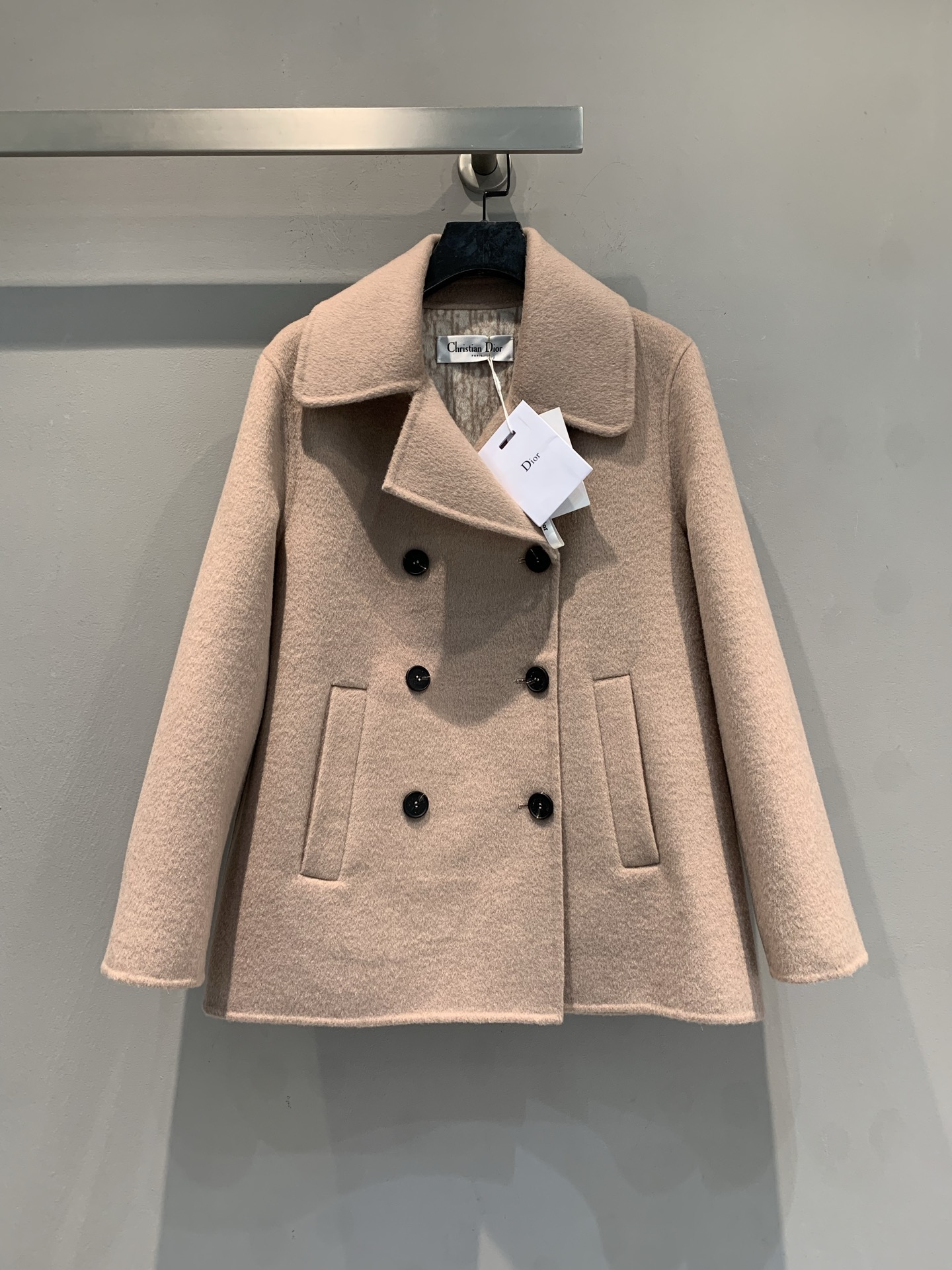NO:883794,The new model is shipped. The original development CD autumn and winter new suit collar double-breasted presbyopic short coat is made of sheep wool and silk blended fabric imported from Australia. It is soft and warm, perfect for autumn and winter!  Classic double-breasted + lapel design, with exquisite presbyopic pattern on the cuffs, full of details. The length is moderate, small people can easily manage it, and it modifies the figure without being bulky. The pink color is gentle and versatile, and can be easily worn for commuting, dating, and daily life. It goes well with skirts or jeans, and can easily create an elegant look!  Size 36 38 40,,skirts,jeans,business suit,real silk,19860909新款出货啦原版开发 CD秋冬新款西装领双排扣老花短款大衣,选用澳洲进口绵羊毛真丝混纺面料,柔软又保暖,秋冬穿超合适！经典双排扣+翻领设计,袖口还有精致老花图案,细节满分.衣长适中,小个子也能轻松驾驭,修饰身形又不臃肿.粉色温柔百搭,通勤、约会、日常都能轻松hold住,搭配裙装或牛仔裤都很出彩,轻松打造优雅气质look！码数36 38 40,,skirts,jeans,business suit,real silk,,Women's clothing