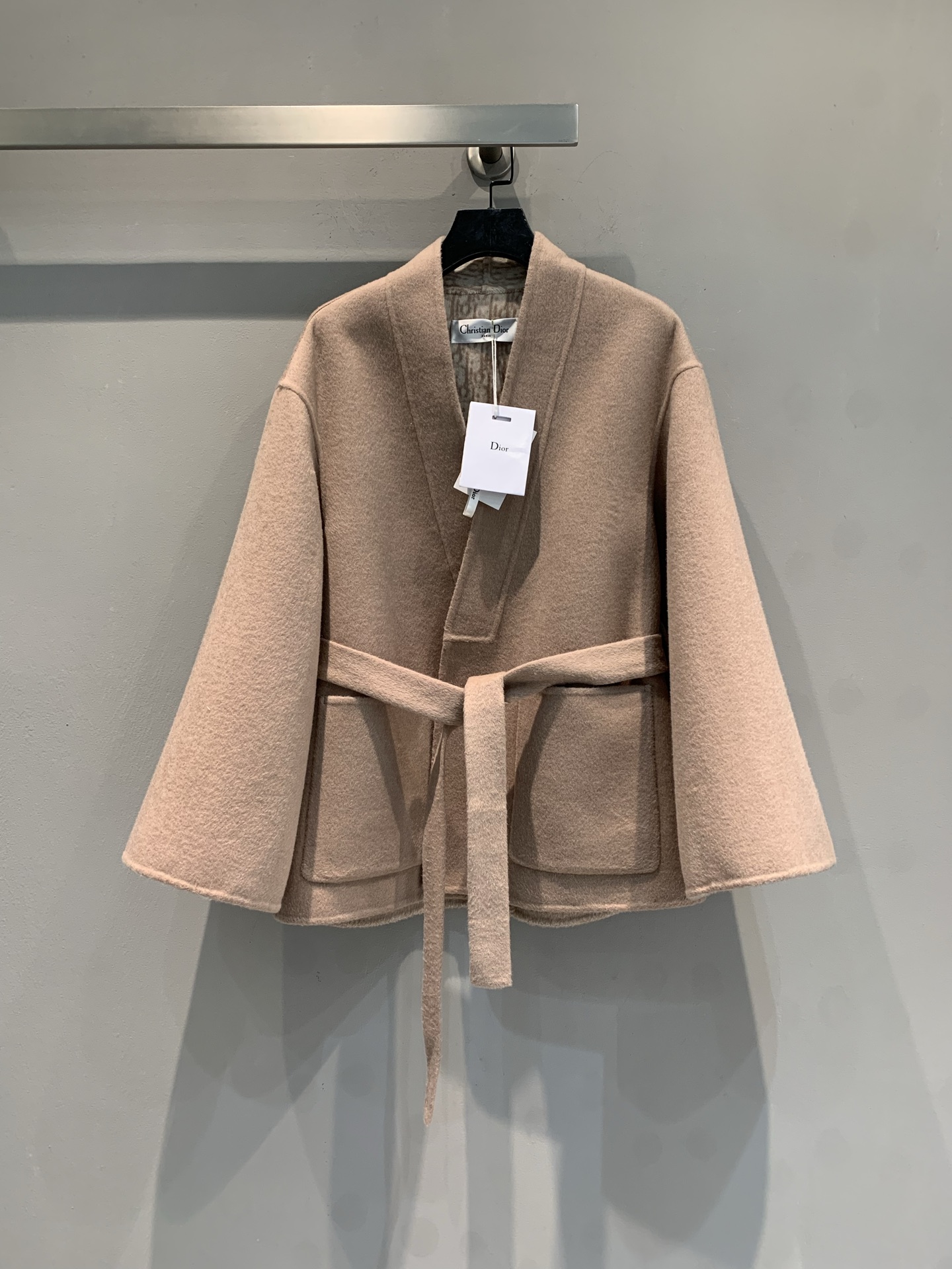 NO:883663,The new model has been shipped. The original development CD's new bathrobe-style presbyopic short coat for autumn and winter is made of sheep wool and silk blended fabric imported from Australia. It is soft and warm, and is very suitable for autumn and winter!  The light pink color is gentle and versatile, and the belt design can be tied or opened, making it easy to switch between lazy or neat styles. The lining is exquisitely printed and full of details. It can be easily controlled for commuting, dating, and daily life. It is elegant and practical. It is a must-have item for autumn and winter wardrobes!  Code number 36 38 40,,real silk,19860909新款出货啦 原版开发 CD秋冬新款浴袍式老花短款大衣,采用澳洲进口绵羊毛真丝混纺面料,柔软又保暖,秋冬穿超合适！浅粉色温柔百搭,腰带设计可系可敞开,轻松切换慵懒or利落风格.内衬精致印花,细节满分,通勤、约会、日常都能轻松驾驭,优雅又实用,是秋冬衣橱必备单品！码数36 38 40,,real silk,,Women's clothing