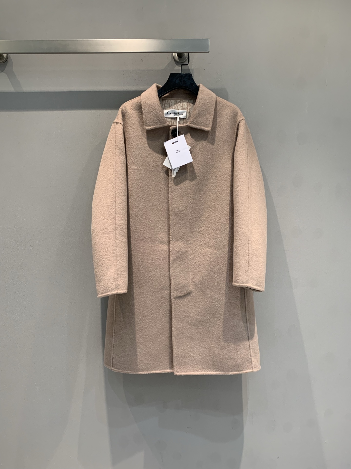 NO:883651,The new model is shipped. The original development CD autumn and winter new suit collar presbyopic mid-length coat. It is made of sheep wool and silk blended fabric imported from Australia. It feels soft and skin-friendly, warm and comfortable. Classic single-breasted + loose mid-length style, which can be easily used for daily commuting. The lining is the iconic Dior letter jacquard, low-key and recognizable. The oatmeal color is gentle and not picky on the skin tone, and the yellow leather can be easily brightened. It goes well with skirts or jeans, and can easily switch between multiple styles ~ Size 36 38  40,,dior,skirts,jeans,business suit,real silk,19860909新款出货啦原版开发 CD秋冬新款西装领老花中长款大衣.选用澳洲进口绵羊毛真丝混纺面料,手感软糯亲肤,保暖又舒适.经典单排扣+宽松中长款,通勤日常都能轻松驾驭.内衬是标志性Dior字母提花,低调又有辨识度.燕麦色温柔不挑肤色,黄皮也能轻松提亮,搭配裙装或牛仔裤都很出彩,轻松切换多种风格～码数36 38 40,,dior,skirts,jeans,business suit,real silk,,Women's clothing