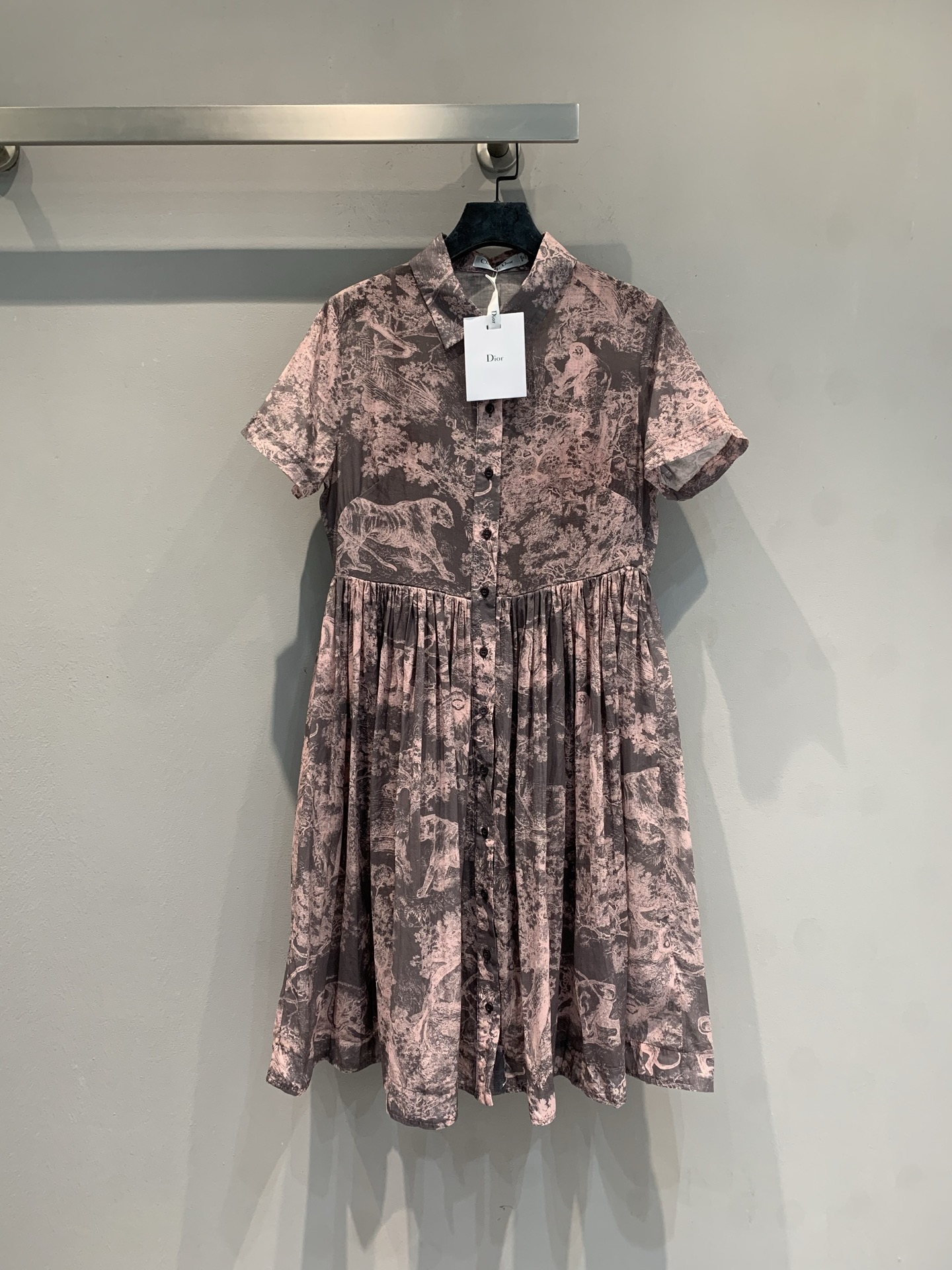 🆕🆕🆕特价380 新款🌟！CD早春新款翻领短袖动物连衣裙，衬衫式连衣裙饰以 Dior 标志性的茹伊印花，