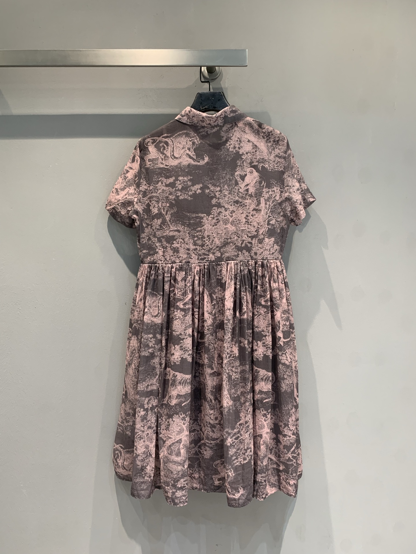 🆕🆕🆕特价380 新款🌟！CD早春新款翻领短袖动物连衣裙，衬衫式连衣裙饰以 Dior 标志性的茹伊印花，