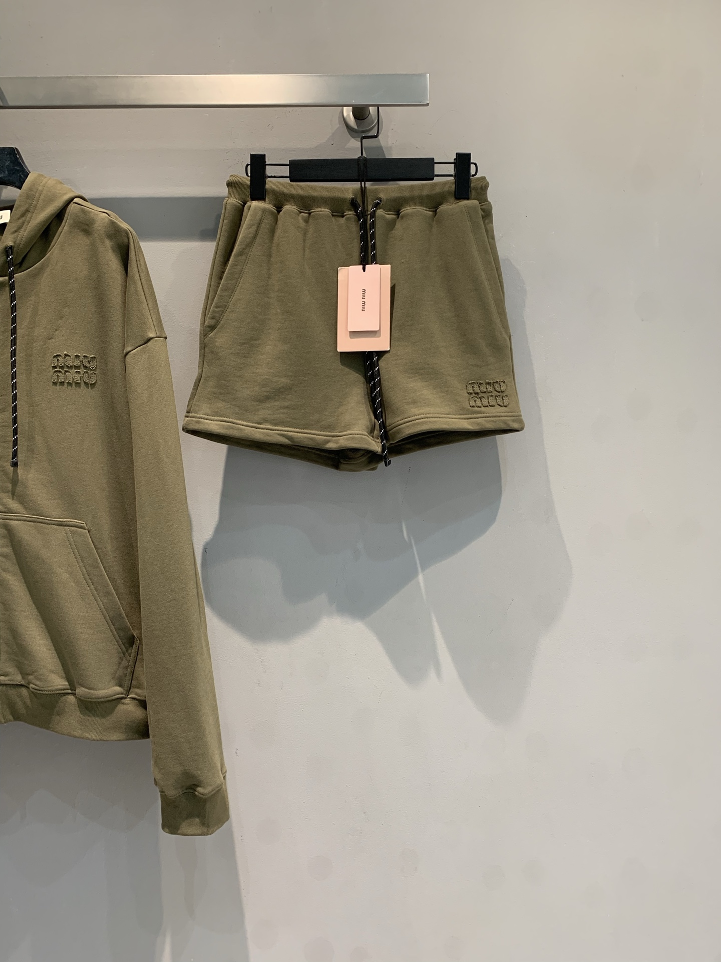 NO:737897,The new model has been shipped. The original developed Miumi* early spring series olive green hooded sweatshirt set, loose zipper sweatshirt + shorts of the same color, soft cotton fabric, super comfortable to wear!  The low saturation olive green is white and retro, and is friendly to yellow leather. The hooded + drawstring design has a perfect casual feel, and the shorts are loose, suitable for daily outings or staying at home. Stacked with brown inner layers, the layering is up, and you can easily get a lazy and fashionable style. Size SML,,miumiu,hoodie,sweatshirts,shorts,hats,19860909新款出货啦 原版开发 Miumi*早春系列橄榄绿连帽卫衣套装,宽松拉链卫衣+同色短裤,柔软棉质面料,穿着超舒适！低饱和橄榄绿显白又复古,黄皮友好.连帽+抽绳设计,休闲感满分,短裤宽松,日常出街或宅家都很适合.叠穿棕色内搭,层次感UP,轻松get慵懒时髦风.码数SML,,miumiu,hoodie,sweatshirts,shorts,hats,,Women's clothing