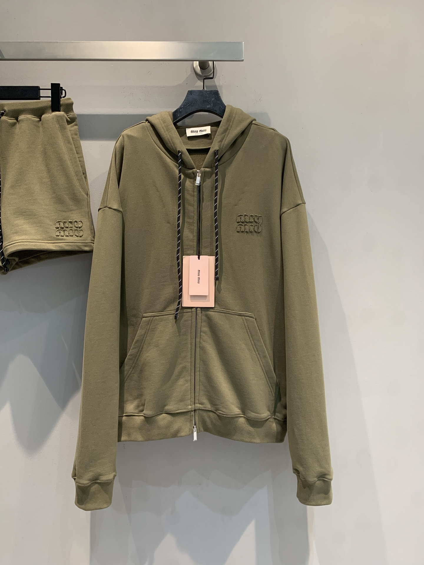 NO:737893,Sweatshirt, new short style is now available. Original developed Miumi* early spring series olive green hooded sweatshirt set, loose zipper sweatshirt + shorts of the same color, soft cotton fabric, super comfortable to wear!  The low saturation olive green is white and retro, and is friendly to yellow leather. The hooded + drawstring design has a perfect casual feel, and the shorts are loose, suitable for daily outings or staying at home. Stacked with brown inner layers, the layering is up, and you can easily get a lazy and fashionable style. Size SML,,miumiu,hoodie,sweatshirts,shorts,hats,19860909卫衣 短款新款出货啦 原版开发 Miumi*早春系列橄榄绿连帽卫衣套装,宽松拉链卫衣+同色短裤,柔软棉质面料,穿着超舒适！低饱和橄榄绿显白又复古,黄皮友好.连帽+抽绳设计,休闲感满分,短裤宽松,日常出街或宅家都很适合.叠穿棕色内搭,层次感UP,轻松get慵懒时髦风.码数SML,,miumiu,hoodie,sweatshirts,shorts,hats,,Women's clothing