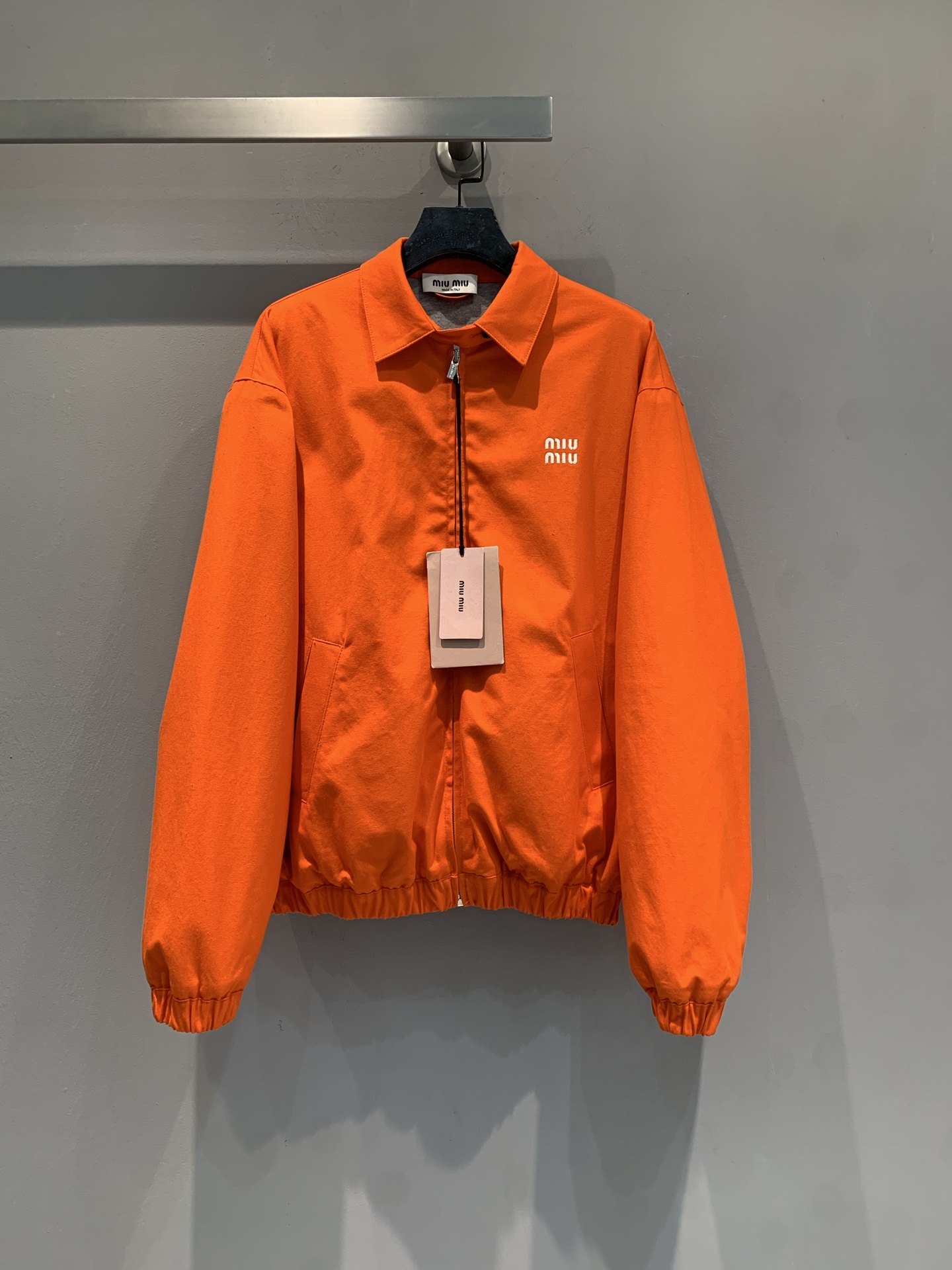 NO:737901,The new model is now shipping. The original developed Miumi* early spring series orange zipper jacket, lightweight fabric, loose fit, waist design is super dynamic!  The brand logo on the front is highly recognizable. The orange color is super eye-catching and friendly to white skin. Pair it with white inner wear or overalls for a layered look!  It is suitable for daily commuting and outdoor leisure. It is fashionable and practical, and can easily create a dynamic style. Size SML,,miumiu,jackets & coats,19860909新款出货啦原版开发 Miumi*早春系列橙色拉链夹克,轻便面料,宽松版型,束腰设计超显活力！正面品牌徽标,辨识度满分.橙色超亮眼,白皮友好,搭配白色内搭或工装裤,层次感轻松get！日常通勤、户外休闲都很适合,时尚又实用,轻松打造活力穿搭风格.码数SML,,miumiu,jackets & coats,,Women's clothing