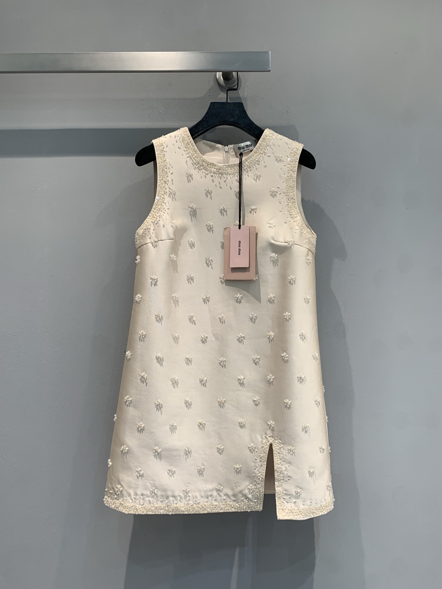 NO:737888,The new model is shipped. M original development Miumi* early spring series heavy beaded silk wool sleeveless dress, using heavy beading technology, exquisite three-dimensional pattern embellishment, full of elegance and nobility. The silk wool fabric is light and breathable, super comfortable to wear in summer. The slit design of the skirt is flexible and convenient for movement, and can be easily controlled for daily outings, dates, and parties. The sleeveless cut highlights the lines of the shoulders and arms, and the waist design outlines the body curve, making it slim and elegant. Size SML,, miumiu, skirts,19860909新款出货啦M原版开发 Miumi*早春系列重工钉珠丝毛无袖连衣裙,采用重工钉珠工艺,精致立体花纹点缀,优雅贵气感满满.丝毛面料轻薄透气,夏天穿超舒服.裙摆开叉设计,灵动又方便活动,日常出街、约会、聚会都能轻松驾驭.无袖剪裁凸显肩臂线条,收腰设计勾勒身材曲线,显瘦又显气质.码数SML,,miumiu,skirts,,Women's clothing