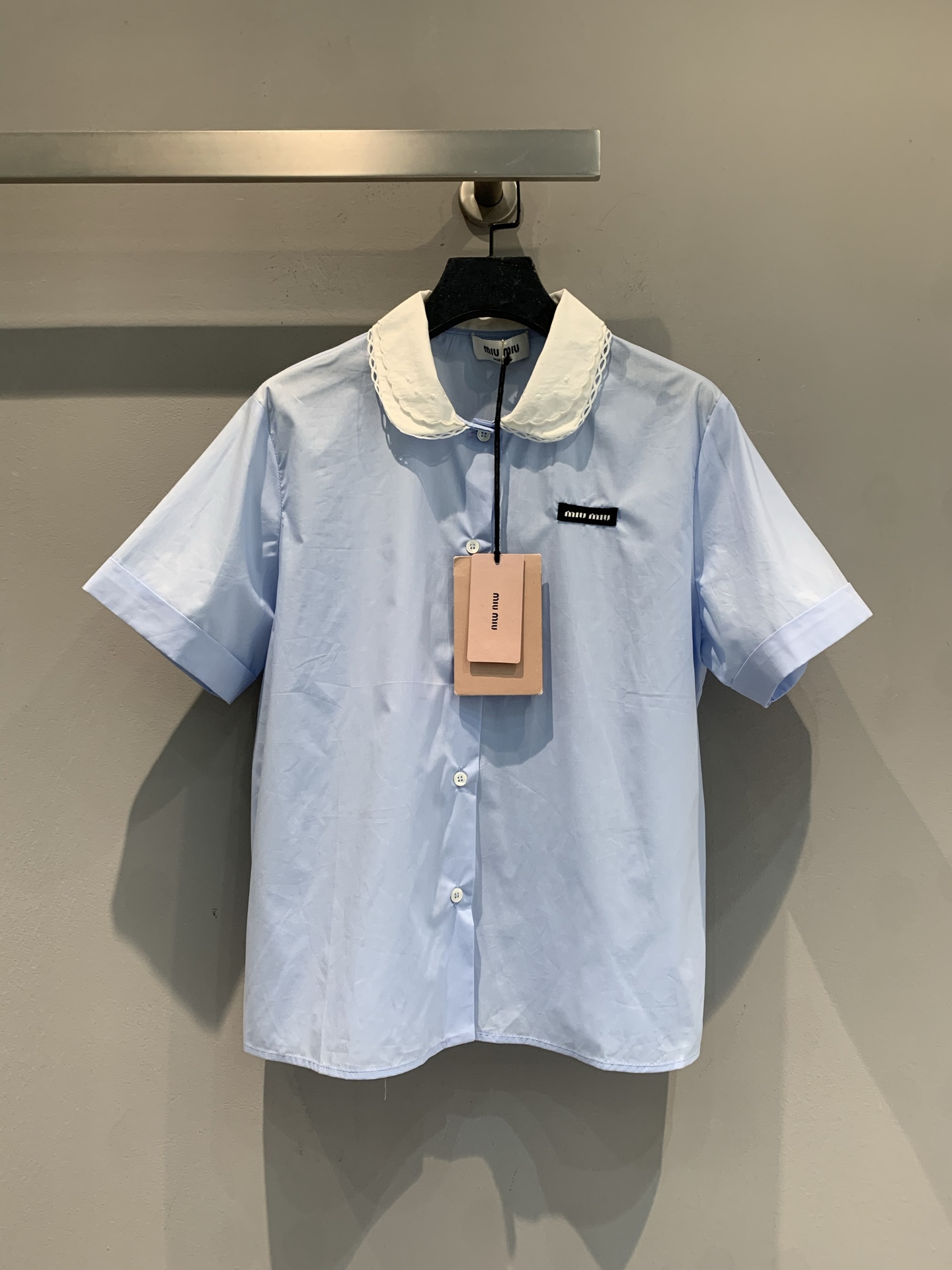 NO:737903,The new model is shipped. M original development Miumi* early spring series college style lace doll collar short-sleeved shirt, light and breathable fabric, super comfortable to wear in spring and summer!  The white lace doll collar is removable, easy to clean, and full of college style. The light blue is fresh and age-reducing, and the short-sleeved design can be easily used for daily commuting, dating, and campus. The brand logo on the chest has exquisite details and is highly recognizable. Pair it with a pleated skirt or high-waisted pants to easily get a sweet college-style look!  Size SML,,miumiu,skirts,shirts,T-shirt,19860909新款出货啦M原版开发 Miumi*早春系列学院风花边娃娃领短袖衬衫,轻薄透气面料,春夏穿超舒服！白色蕾丝娃娃领可拆卸,清洗方便,学院风满满.浅蓝色清新减龄,短袖设计日常通勤、约会、校园都能轻松驾驭.胸前品牌徽标,细节精致,辨识度高.搭配百褶裙或高腰裤,轻松get甜美学院风look！码数SML,,miumiu,skirts,shirts,T-shirt,,Women's clothing