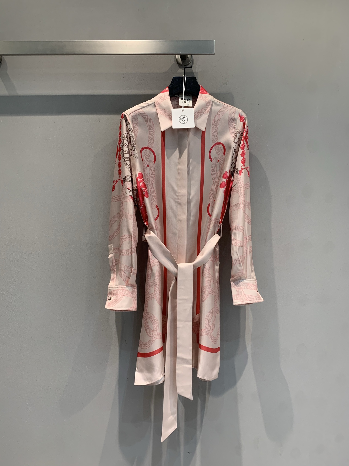 NO:737890,The new model is shipped and the original version is developed. The H family's early spring new printed silk shirt dress, mulberry silk, smooth to the touch and high-end texture. Light gray foundation color + peach pink print, the equestrian elements are super recognizable, elegant and youthful!  Shirt-style tailoring + belt, modify the body proportions, dignified and loose. The skirt is knee-length, suitable for daily outings and outfits. Paired with colorful Kangkang or Mini Kelly handbags, you can easily get a ladylike temperament. Size 36 38 40 42,,skirts,shirts,real silk,19860909新款出货啦原版开发 H家早春新款印花真丝衬衫裙,桑蚕丝,触感顺滑,质感高级.浅灰粉底色+桃粉印花,马术元素超有辨识度,优雅又年轻！衬衫式剪裁+腰带,修饰身材比例,端庄又松弛.裙长到膝盖,日常出街、穿搭都很适合,搭配彩色康康或Mini Kelly手袋,轻松get贵妇气质.码数36 38 40 42,,skirts,shirts,real silk,,Women's clothing