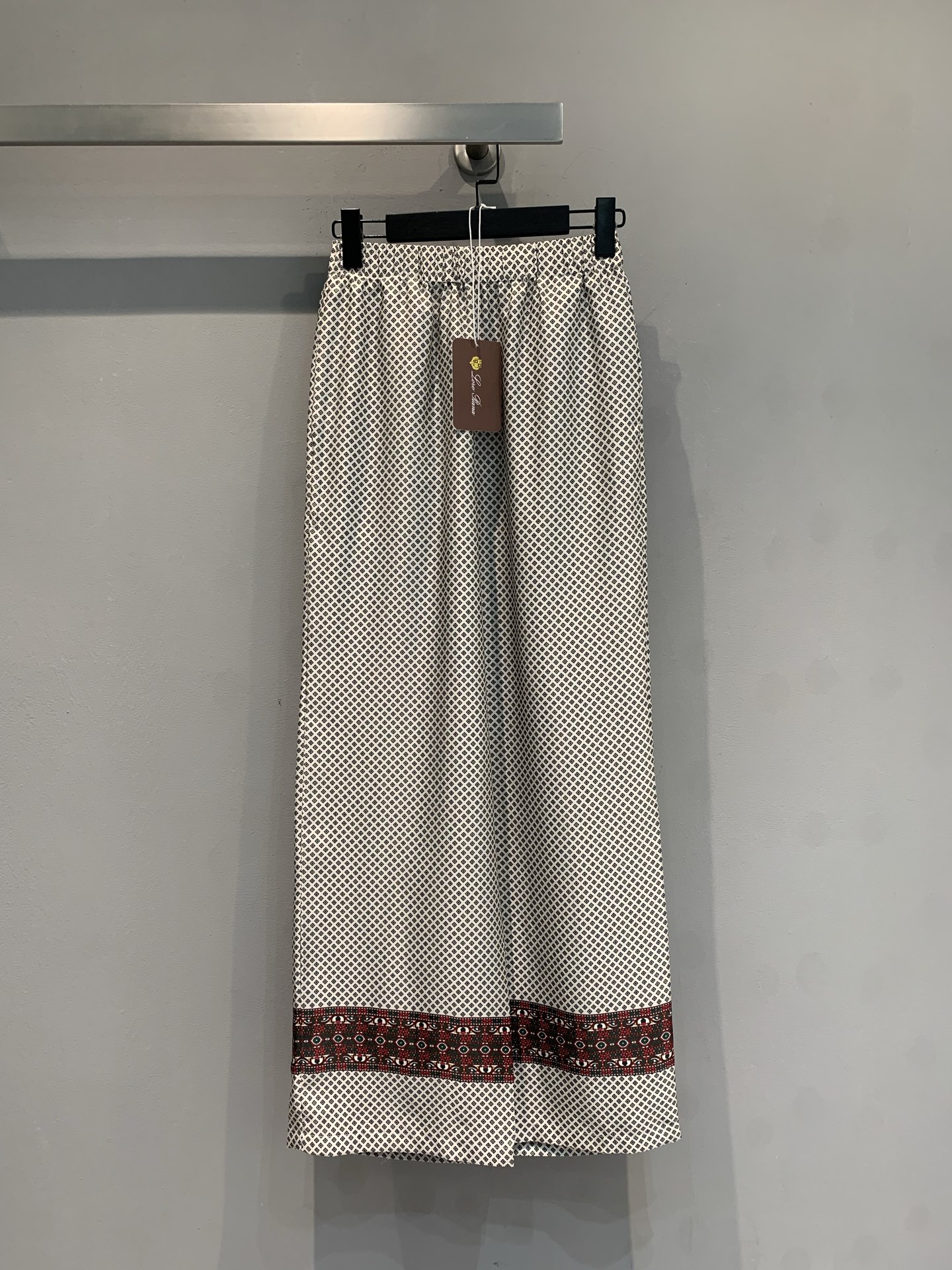 NO:737915,New and ready to ship version developed Loro Pian* early spring series geometric print silk trousers, geometric print design, simple and artistic. The silk fabric is soft and smooth, with perfect drape, super comfortable to wear ~ The red and black contrasting geometric patterns on the trouser legs are full of details and highly recognizable!  The elastic waist design is suitable for a variety of body shapes. It can be easily controlled in daily or formal occasions, and the elegant temperament is easy to obtain. High-end positioning, priced at about 20,800 yuan, with both quality and design. Sisters who like exquisite outfits should not miss it. Size 36 38 40 42, loro piana, real silk,19860909新款出货啦版开发 Loro Pian*早春系列几何印花真丝长裤,几何印花设计,简约又有艺术感.真丝面料柔软顺滑,垂坠感满分,穿着超舒适～裤脚红黑撞色几何图案,细节感拉满,辨识度超高！弹力腰设计,适合多种身材,日常或正式场合都能轻松驾驭,优雅气质轻松get.高端定位,售价约20800元,品质与设计感兼具,喜欢精致穿搭的姐妹别错过啦.码数36 38 40 42,,loro piana,real silk,,Women's clothing