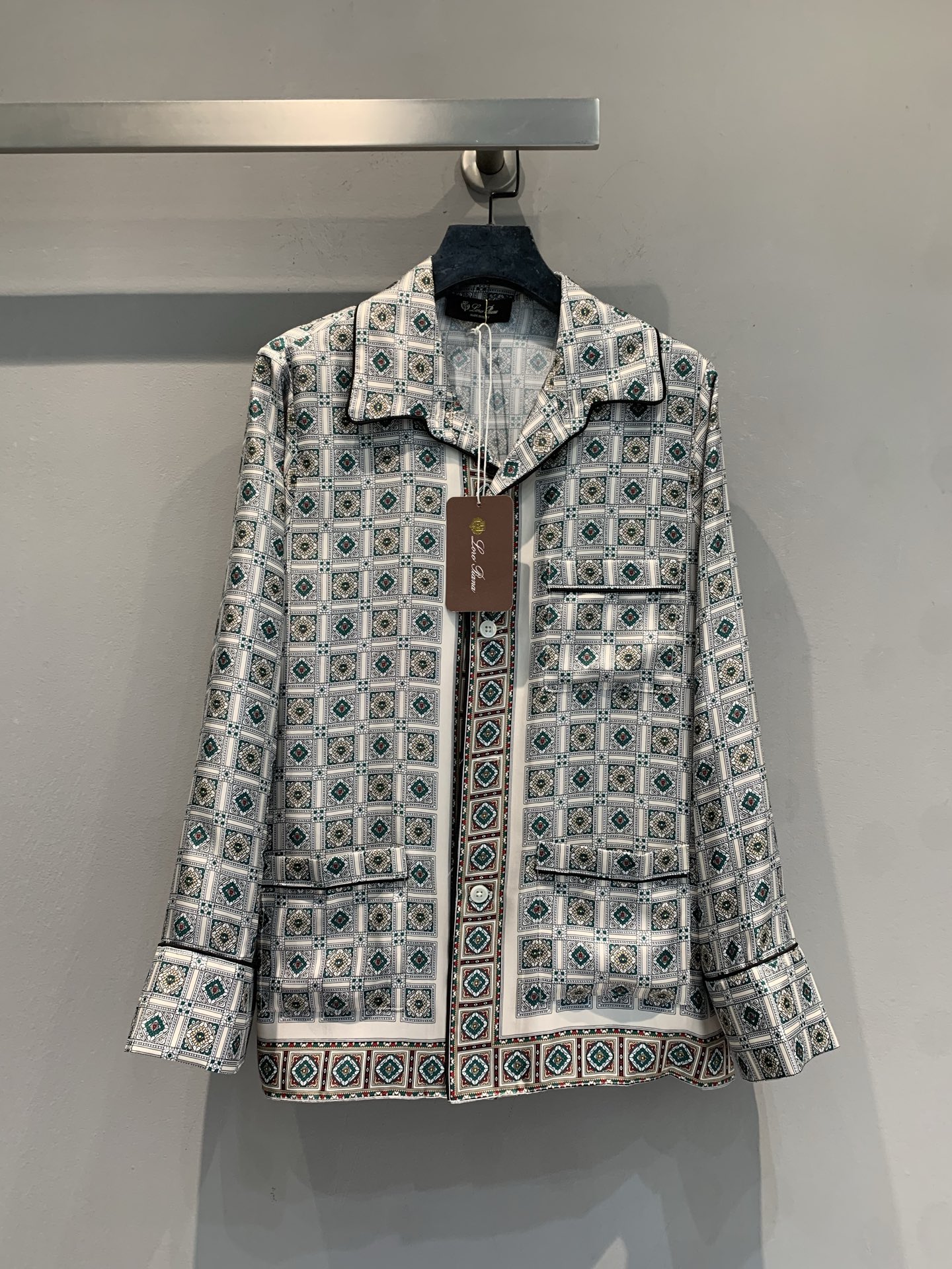 NO:737910,The new model is shipping. The original Loro Pian* early spring series geometric printed silk shirt is made of high-quality silk fabric, with a smooth feel and perfect drape. The black and dark green geometric patterns are low-key and artistic, inspired by nature and regional culture. The loose fit is comfortable and fashionable. It goes well with high-waisted pants or skirts. It can be easily controlled for commuting and traveling, elegant and personalized!  Size 36 38 40 42,,loro piana,skirts,shirts,real silk,19860909新款出货啦 原版开发 Loro Pian* 早春系列几何印花真丝衬衫,采用高品质真丝面料,手感柔滑,垂坠感满分.黑色与墨绿色几何图案,低调又有艺术气息,灵感源自自然与地域文化.宽松版型,舒适又时髦,搭配高腰裤或裙装都很出彩,通勤、旅行都能轻松驾驭,优雅又有个性！码数36 38 40 42,,loro piana,skirts,shirts,real silk,,Women's clothing