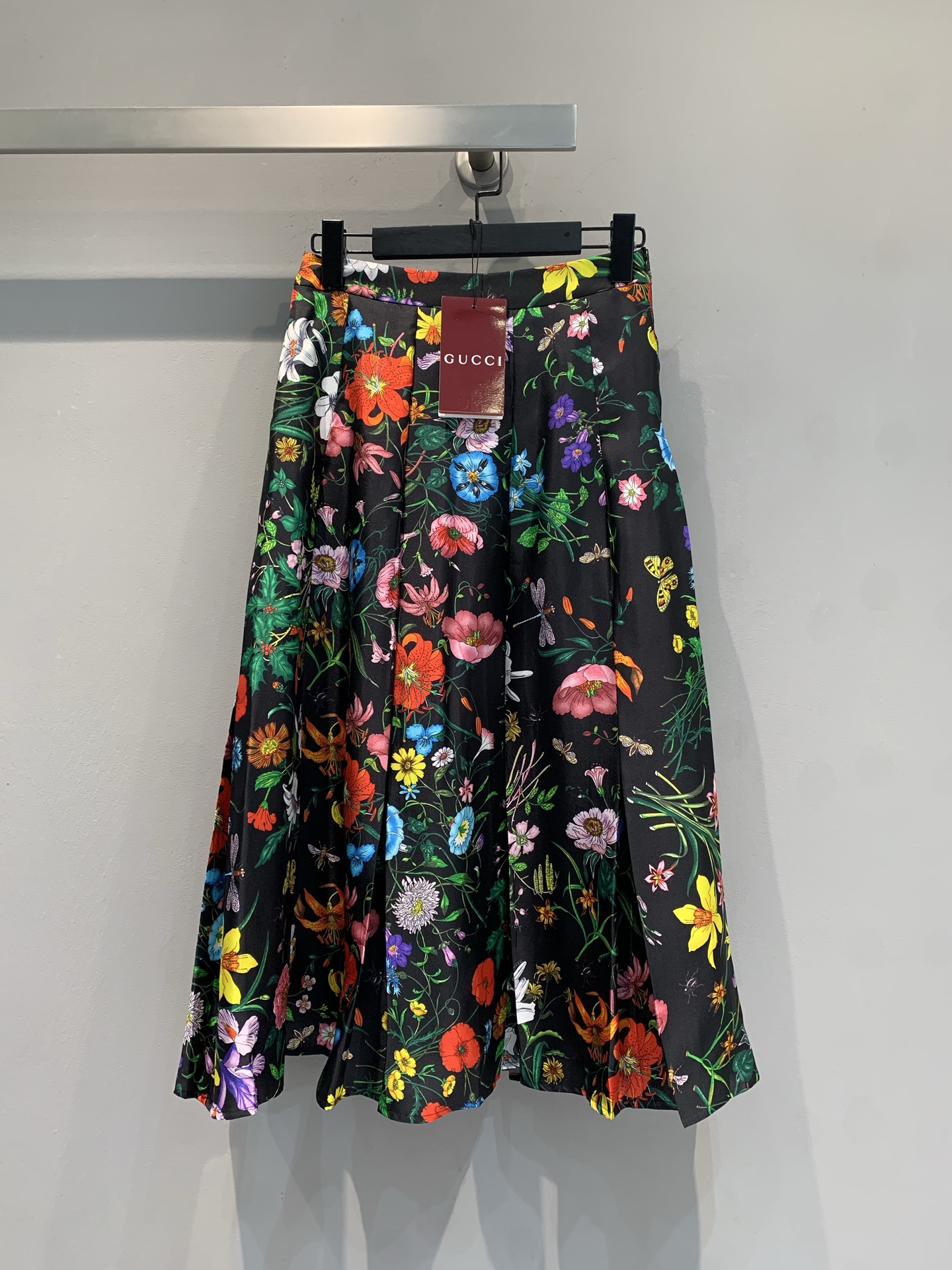 NO:737898,The new model is shipped. M original development G family La Famiglia series floral silk skirt, designed by Demna, with black floral prints, retro and flamboyant, full of Italian aesthetic atmosphere. Lightweight mulberry silk material, with both drape and luster, pleated design makes the layers richer. The skirt is moderate in length and looks great with a shirt or knitted cardigan, easily creating a sweet or elegant style. Inspired by 'family style gorgeousness', with exquisite details and a full sense of avant-garde. Size 36  38 40 42,,gucci,skirts,shirts,real silk,19860909新款出货啦M原版开发 G家La Famiglia系列花卉真丝半身裙,由Demna操刀设计,黑底繁花印花,复古又张扬,意式美学氛围感拉满.轻薄桑蚕丝材质,垂坠感和光泽感兼具,褶皱设计让层次更丰富.裙长适中,搭配衬衫或针织开衫都很出彩,轻松打造甜酷或优雅风格.灵感源自“家族式华丽”,细节精致,先锋感十足.码数36 38 40 42,,gucci,skirts,shirts,real silk,,Women's clothing