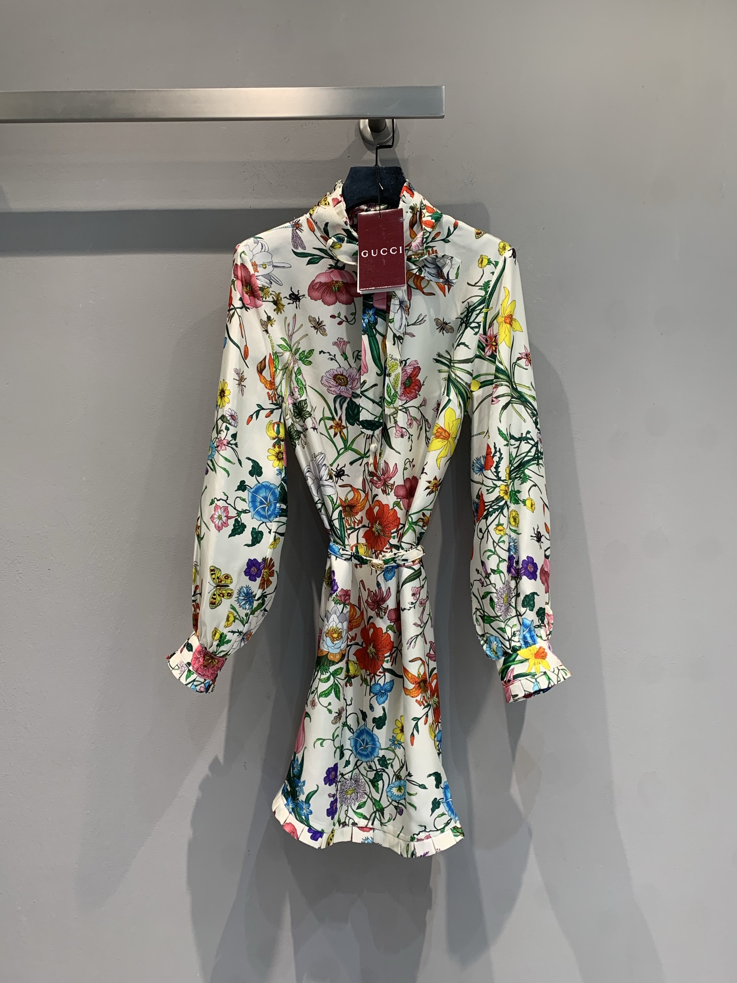 NO:737902,The new model is shipped. M original development G family La Famiglia series floral mulberry silk shirt dress, designed by Demna Gvasalia, white base fabric with colorful floral prints, Italian retro romantic atmosphere. 100% mulberry silk fabric, loose cut, adjustable waist tie, elegant and practical. Inspired by the 'family' theme, both artistic and fashionable, suitable for daily or special occasions. Paired with loafers or classic handbags, you can easily create a relaxed and elegant style. Size 36 38  40 42,,gucci,loafers,skirts,shirts,19860909新款出货啦M原版开发 G家La Famiglia系列花卉桑蚕丝衬衫裙,由Demna Gvasalia设计,白色底布配多彩花卉印花,意式复古浪漫氛围满满.百分百桑蚕丝面料,剪裁宽松,腰部系带可调节,优雅又实用.灵感源自“家族”主题,艺术感与时尚感兼具,适合日常或特殊场合穿搭.搭配乐福鞋或经典手袋,轻松打造松弛贵气风格.码数36 38 40 42,,gucci,loafers,skirts,shirts,,Women's clothing