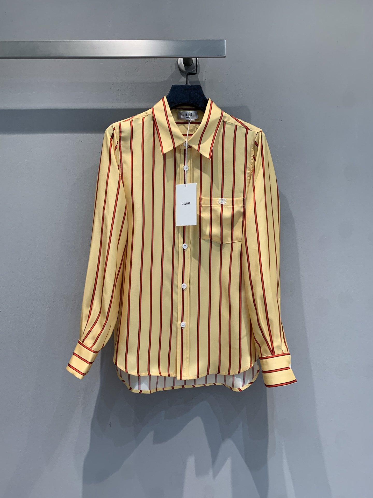 NO:737906,The new model is now shipping. The original Celin* early spring series contrasting striped silk shirt is made of 100% silk fabric, with red and yellow vertical stripes design, simple and eye-catching. Classic lapel + single side chest pocket, white button embellishment, full of details!  It can be easily worn for daily commuting or leisure, and looks great with jeans or casual pants. Size 36 38 40 42, celine, jeans, shirts, real silk,19860909新款出货啦 原版开发 Celin*早春系列撞色条纹真丝衬衫,采用百分百真丝面料,红黄竖条纹设计,简约又吸睛.经典翻领+单侧胸袋,白色纽扣点缀,细节满分！日常通勤或休闲都能轻松驾驭,搭配牛仔裤或休闲裤都很出彩.码数36 38 40 42,,celine,jeans,shirts,real silk,,Women's clothing