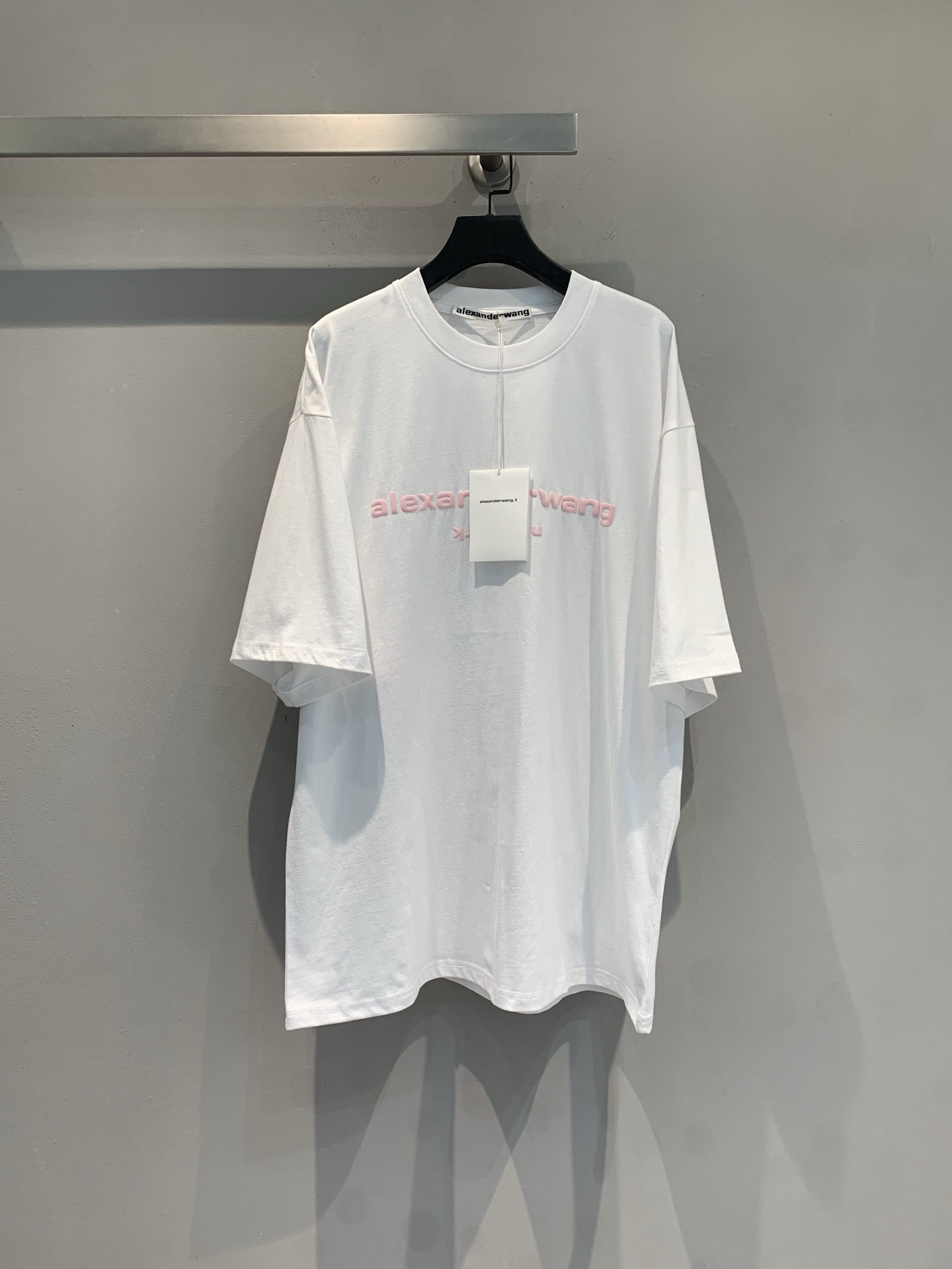 NO:738772,The new model is shipped. M is originally developed by AW spring and summer series three-dimensional letter round neck loose short-sleeved T-shirt. It is made of high-weight pure cotton, soft and skin-friendly, and super comfortable to wear!  The three-dimensional logo on the front is simple and recognizable. The loose version of the OS will show off your body proportions when worn with a high-waisted skirt or jeans, making it easy to create a fashionable daily look. It can be easily worn whether commuting or leisure, and it is a must-have and practical item in the wardrobe!  Size SML,,skirts,jeans,T-shirt,tees,t-shirt,19860909新款出货啦M 原版开发 AW春夏系列立体字母圆领宽松短袖T恤.采用高克重纯棉,柔软亲肤,穿着超舒适！正面立体Logo,简约又有辨识度.OS宽松版型,搭高腰裙或牛仔裤都很显身材比例,轻松打造时髦日常look.无论通勤还是休闲都能轻松驾驭,是衣橱必备实用单品！码数SML,,skirts,jeans,T-shirt,tees，t-shirt,,Women's clothing