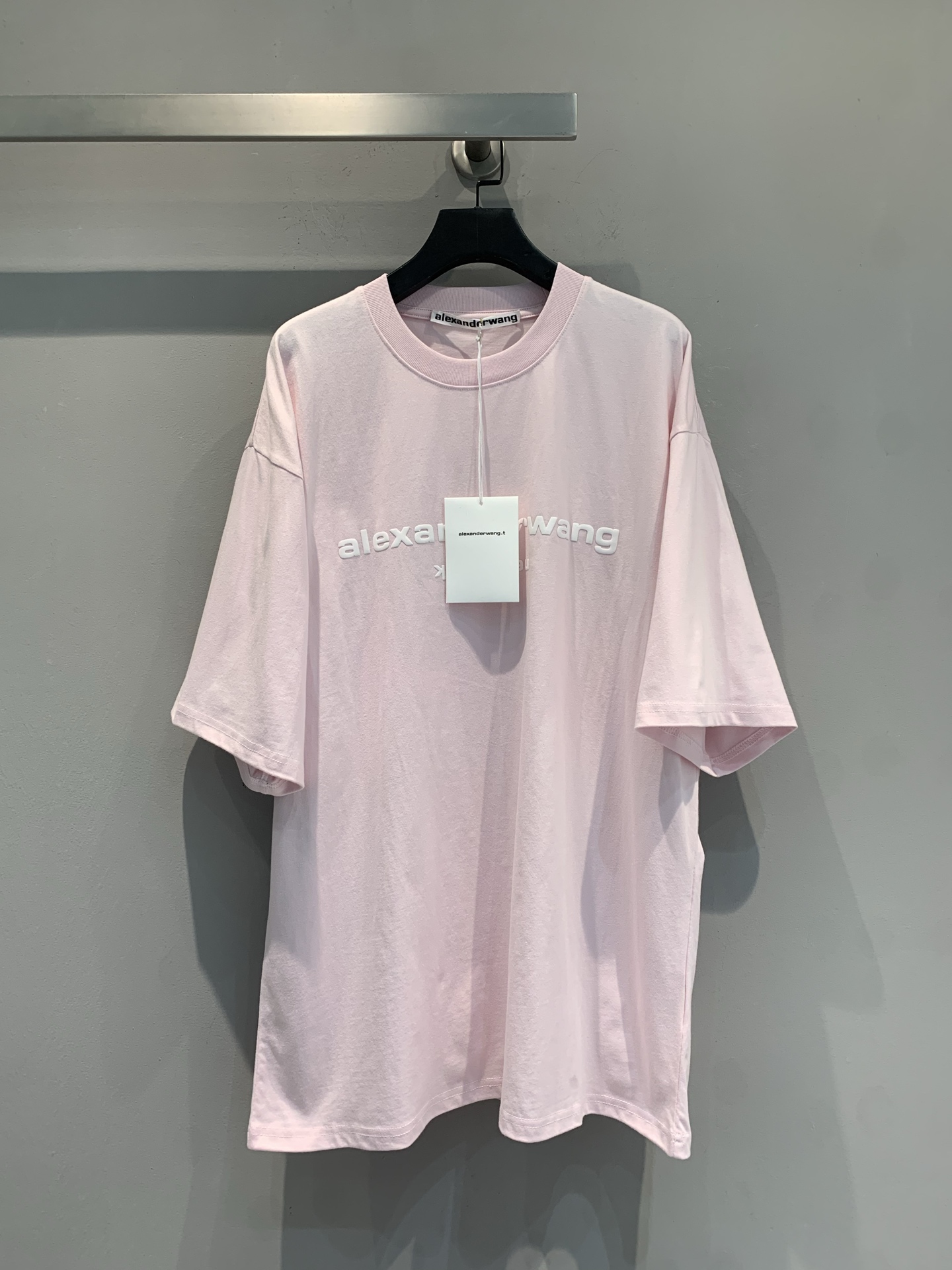 NO:738769,The new model is on the way. M original development AW spring and summer series three-dimensional letter round neck loose short-sleeved T-shirt. Made of high-weight pure cotton, soft and skin-friendly, super comfortable to wear!  The three-dimensional logo on the front is simple and recognizable. The loose version of the OS will show off your body proportions when worn with a high-waisted skirt or jeans, making it easy to create a fashionable daily look. It can be easily worn whether commuting or leisure, and it is a must-have and practical item in the wardrobe!  Size SML,,skirts,jeans,T-shirt,tees,t-shirt,19860909新款出货啦M原版开发 AW春夏系列立体字母圆领宽松短袖T恤.采用高克重纯棉,柔软亲肤,穿着超舒适！正面立体Logo,简约又有辨识度.OS宽松版型,搭高腰裙或牛仔裤都很显身材比例,轻松打造时髦日常look.无论通勤还是休闲都能轻松驾驭,是衣橱必备实用单品！码数SML,,skirts,jeans,T-shirt,tees，t-shirt,,Women's clothing