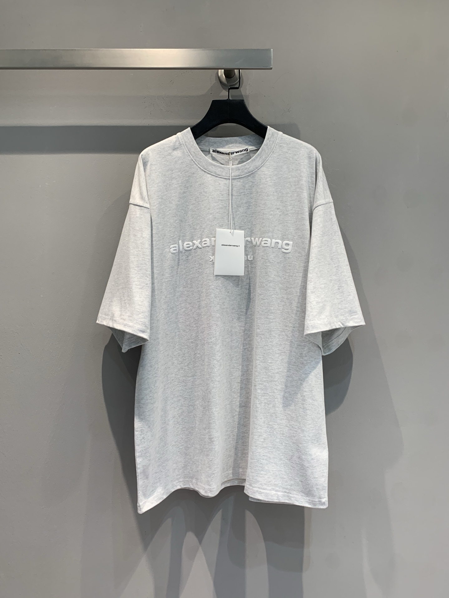 NO:738778,The new model is on the way. M original development AW spring and summer series three-dimensional letter round neck loose short-sleeved T-shirt. Made of high-weight pure cotton, soft and skin-friendly, super comfortable to wear!  The three-dimensional logo on the front is simple and recognizable. The loose version of the OS will show off your body proportions when worn with a high-waisted skirt or jeans, making it easy to create a fashionable daily look. It can be easily worn whether commuting or leisure, and it is a must-have and practical item in the wardrobe!  Size SML,,skirts,jeans,T-shirt,tees,t-shirt,19860909新款出货啦M原版开发 AW春夏系列立体字母圆领宽松短袖T恤.采用高克重纯棉,柔软亲肤,穿着超舒适！正面立体Logo,简约又有辨识度.OS宽松版型,搭高腰裙或牛仔裤都很显身材比例,轻松打造时髦日常look.无论通勤还是休闲都能轻松驾驭,是衣橱必备实用单品！码数SML,,skirts,jeans,T-shirt,tees，t-shirt,,Women's clothing