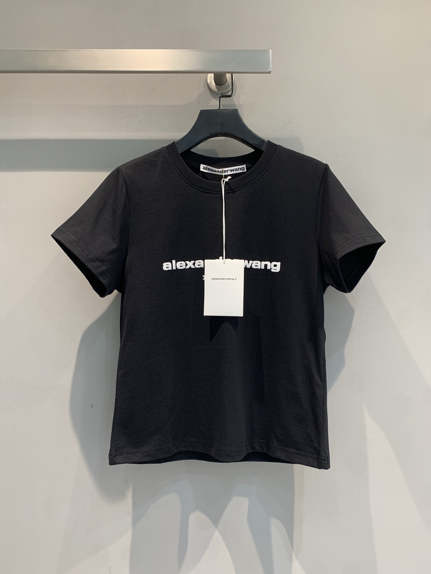 NO:738781,The new model is on the way. M original development AW spring and summer series three-dimensional letter round neck short-sleeved T-shirt. Made of high-weight pure cotton, soft and skin-friendly, super comfortable to wear!  The three-dimensional logo on the front is simple and recognizable. The short and slim fit will show off your body proportions when paired with a high-waisted skirt or jeans, making it easy to create a fashionable daily look. It can be easily worn whether commuting or leisure, and it is a must-have and practical item in the wardrobe!  Size SML,,skirts,jeans,T-shirt,tees,t-shirt,19860909新款出货啦M原版开发 AW春夏系列立体字母圆领短款短袖T恤.采用高克重纯棉,柔软亲肤,穿着超舒适！正面立体Logo,简约又有辨识度.短款修身版型,搭高腰裙或牛仔裤都很显身材比例,轻松打造时髦日常look.无论通勤还是休闲都能轻松驾驭,是衣橱必备实用单品！码数SML,,skirts,jeans,T-shirt,tees，t-shirt,,Women's clothing