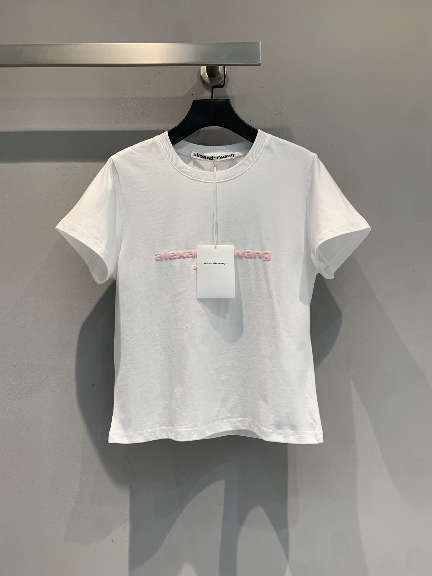 NO:738787,The new model has been shipped. The original developed AW spring and summer series three-dimensional letter round neck short-sleeved T-shirt. Made of high-weight pure cotton, soft and skin-friendly, super comfortable to wear!  The three-dimensional logo on the front is simple and recognizable. The short and slim fit will show off your body proportions when paired with a high-waisted skirt or jeans, making it easy to create a fashionable daily look. It can be easily worn whether commuting or leisure, and it is a must-have and practical item in the wardrobe!  Size SML,,skirts,jeans,T-shirt,tees,t-shirt,19860909新款出货啦 原版开发 AW春夏系列立体字母圆领短款短袖T恤.采用高克重纯棉,柔软亲肤,穿着超舒适！正面立体Logo,简约又有辨识度.短款修身版型,搭高腰裙或牛仔裤都很显身材比例,轻松打造时髦日常look.无论通勤还是休闲都能轻松驾驭,是衣橱必备实用单品！码数SML,,skirts,jeans,T-shirt,tees，t-shirt,,Women's clothing