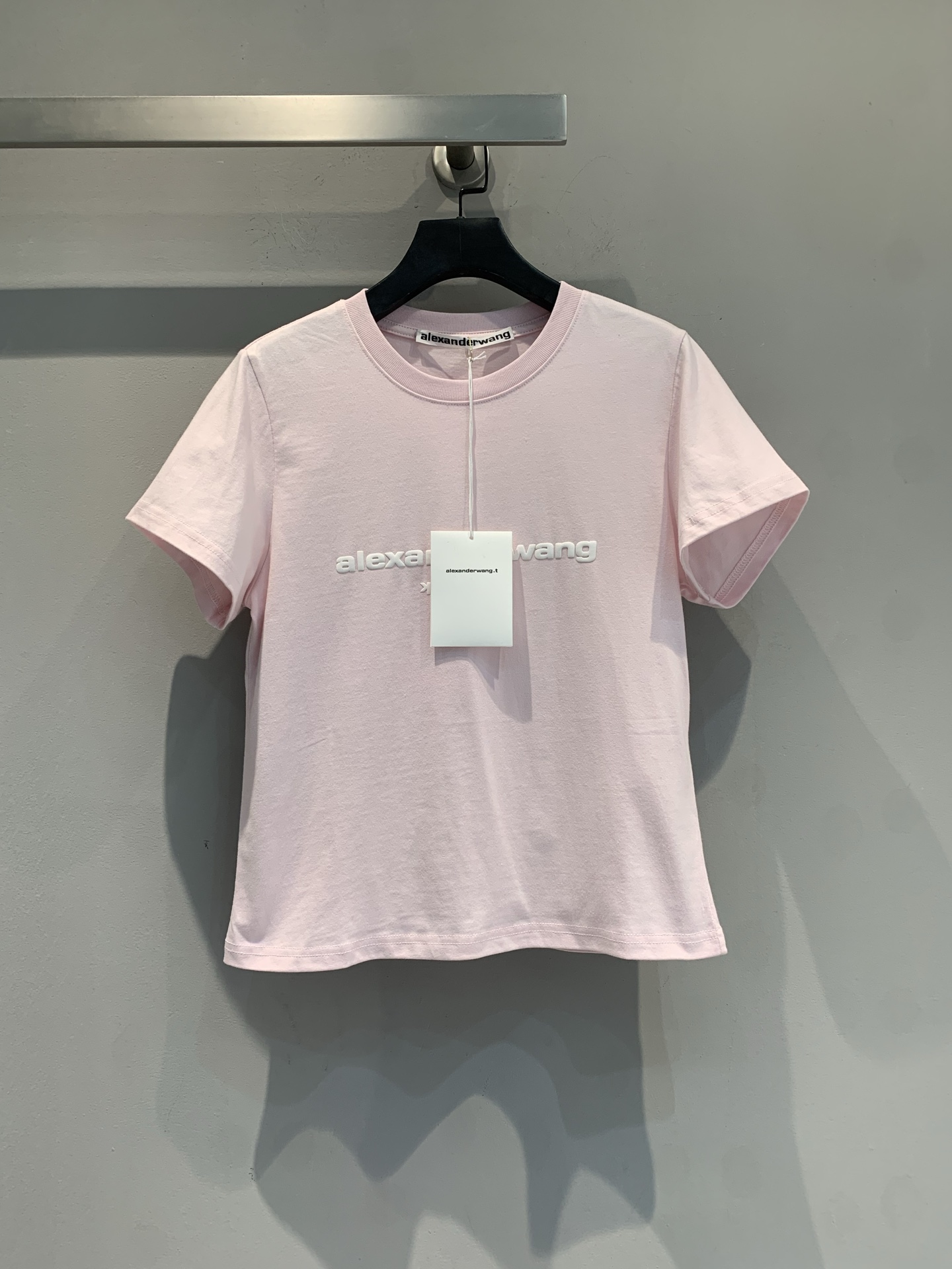 NO:738793,The new model is on the way. M original development AW spring and summer series three-dimensional letter round neck short-sleeved T-shirt. Made of high-weight pure cotton, soft and skin-friendly, super comfortable to wear!  The three-dimensional logo on the front is simple and recognizable. The short and slim fit will show off your body proportions when paired with a high-waisted skirt or jeans, making it easy to create a fashionable daily look. It can be easily worn whether commuting or leisure, and it is a must-have and practical item in the wardrobe!  Size SML,,skirts,jeans,T-shirt,tees,t-shirt,19860909新款出货啦M原版开发 AW春夏系列立体字母圆领短款短袖T恤.采用高克重纯棉,柔软亲肤,穿着超舒适！正面立体Logo,简约又有辨识度.短款修身版型,搭高腰裙或牛仔裤都很显身材比例,轻松打造时髦日常look.无论通勤还是休闲都能轻松驾驭,是衣橱必备实用单品！码数SML,,skirts,jeans,T-shirt,tees，t-shirt,,Women's clothing