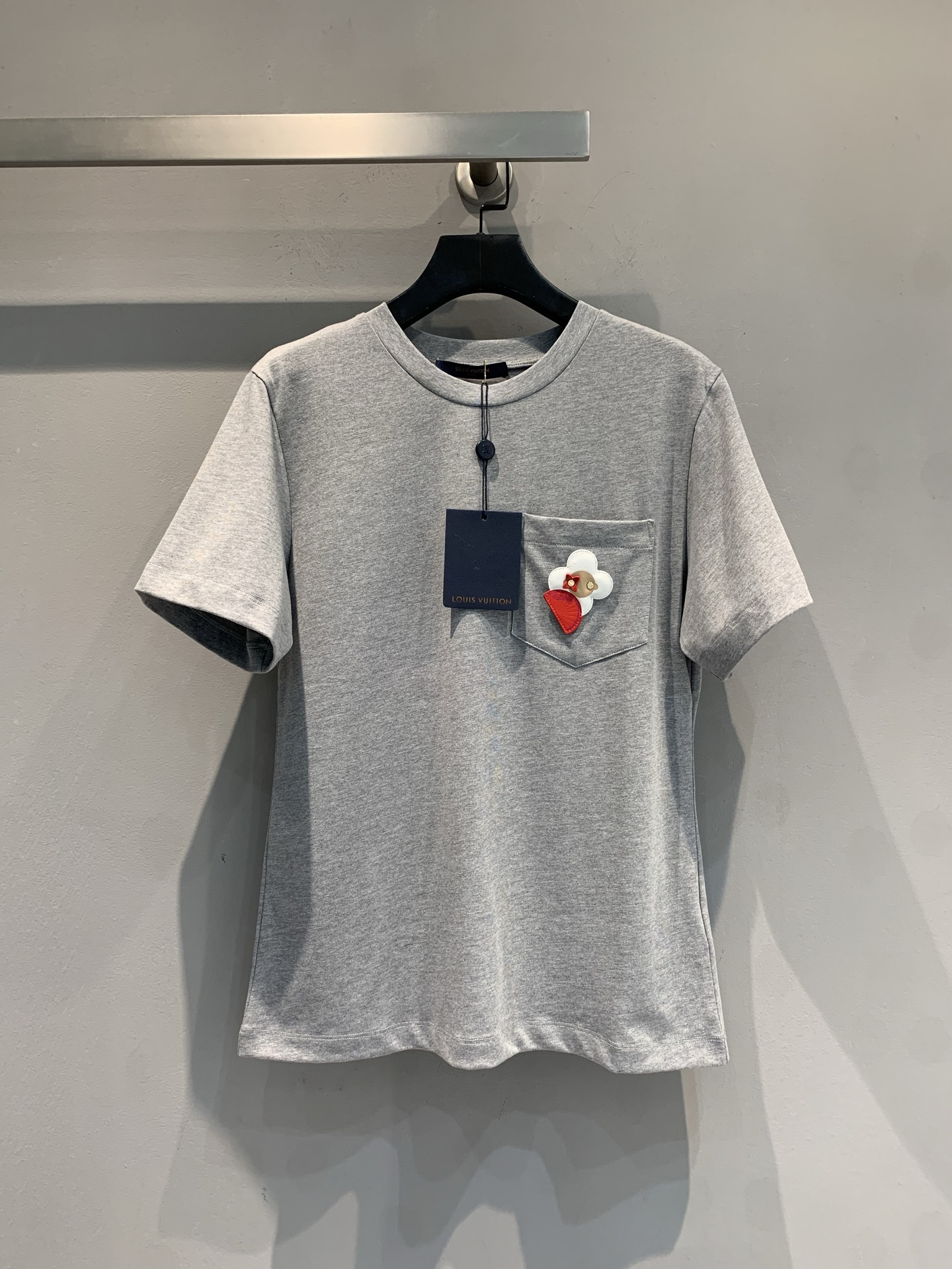 NO:738293,The new model is on the way. Originally developed by M, L's new spring and summer flower embroidered pocket T-shirt is made of soft cotton fabric. It is comfortable and breathable to wear. It is very suitable for daily outings!  Small chest pocket + red love heart & white flower embroidery, full of details, highly recognizable. Classic round neck design, simple and versatile, gray low-key and textured, it goes well with casual pants or jeans, easy to switch between multiple styles, fashionable and practical!  Code number SML,,louis vuitton,jeans,tees,t-shirt,19860909新款出货啦M原版开发 L家春夏新款花朵刺绣口袋T恤,柔软棉质面料,穿着舒适透气,日常出街超适合！胸前小口袋+红色爱心&白色花朵刺绣,细节满分,辨识度超高.经典圆领设计,简约百搭,灰色低调又有质感,随便搭配休闲裤或牛仔裤都很OK,轻松切换多种风格,时尚实用两不误！码数SML,,louis vuitton,jeans,tees，t-shirt,,Women's clothing