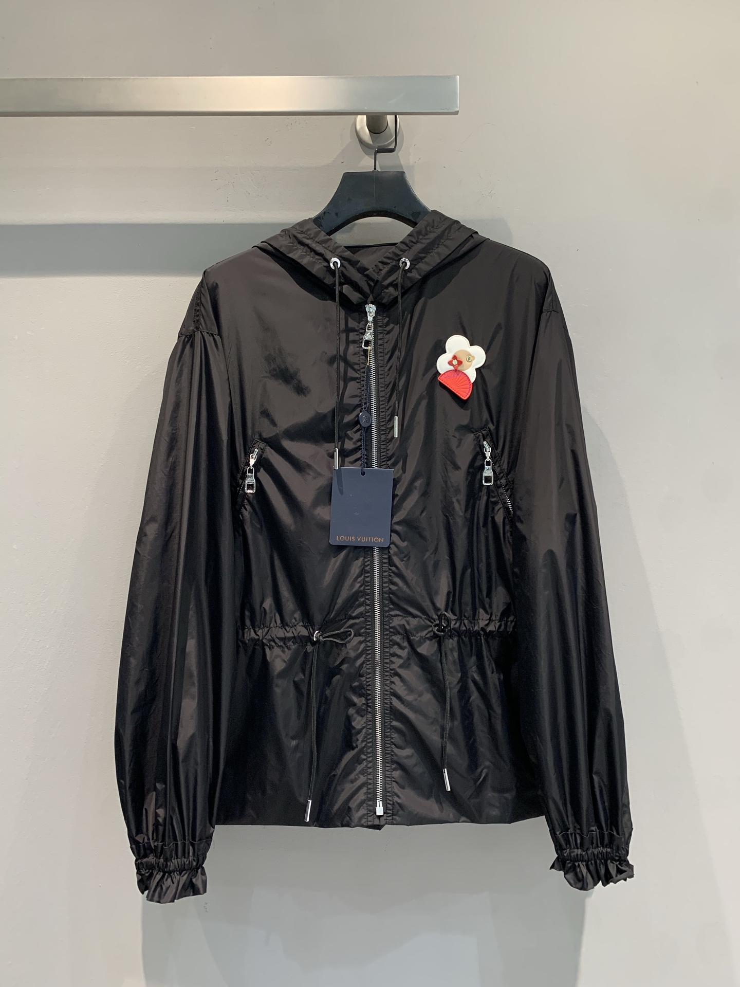 NO:738287,The new model is on the way. Originally developed by M, L family’s new flower hooded windbreaker jacket for early spring is made of light and thin nylon, windproof and comfortable, suitable for daily or outdoor use!  The drawstring hood + adjustable waist are practical and stylish. The embroidered LV logo on the chest is very recognizable, and the zipper pockets are convenient for storing small items. The elasticated cuffs are designed to keep warm and fit well. It is very suitable for spring and autumn ~ it can be easily controlled whether it is casual or sports style, and it has a perfect sense of fashion!  Size SML,,louis vuitton,louis vuitton,jackets & coats,hats,19860909新款出货啦M原版开发 L家早春新款花朵连帽风衣外套,轻薄尼龙材质,防风又舒适,日常或户外都很适合！抽绳连帽+腰部可调节,实用又有型.胸前LV刺绣徽标超有辨识度,拉链口袋方便收纳小物.袖口松紧设计,保暖又贴合,春秋季节穿超合适～无论休闲还是运动风都能轻松驾驭,时尚感满分！码数SML,,louis vuitton,louis vuitton,jackets & coats,hats,,Women's clothing