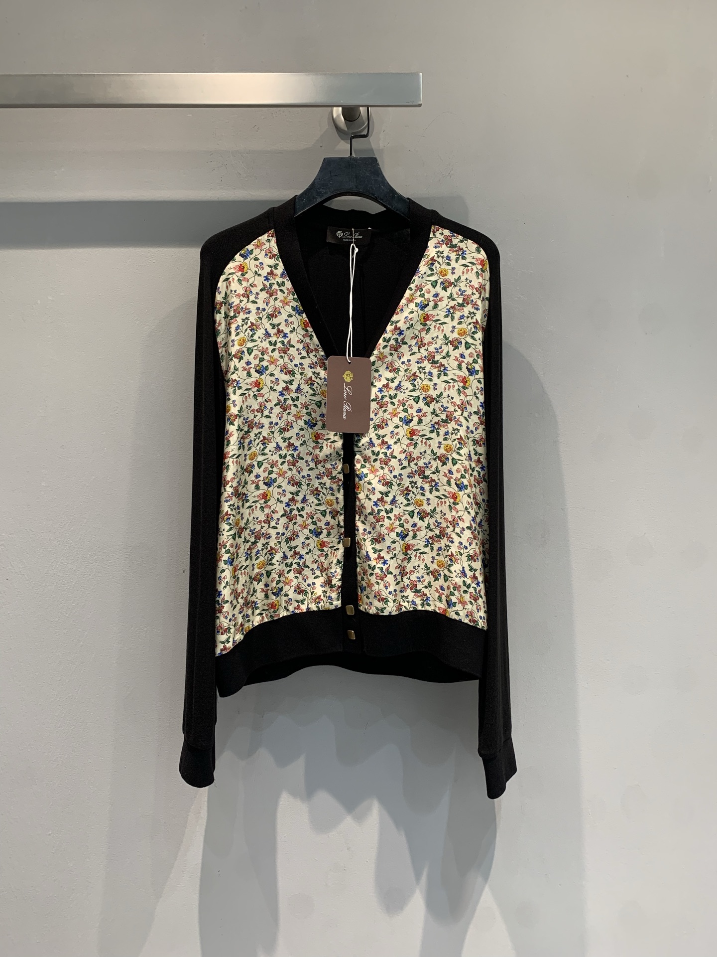 NO:738792,The new model is shipped. M original development Loro Pian* early spring new floral silk wool knitted cardigan, black knitted and floral fabric splicing, simple and elegant with a bit of romance. High-quality wool and silk blend, soft and comfortable, very suitable for spring and autumn. The floral part is delicate and exquisite, low-key luxury, can be easily used in daily or light formal occasions. The brand's consistent high-end texture and detail processing are really worth buying!  Code number 36 38 40 42,,loro piana,real silk,19860909新款出货啦M原版开发 Loro Pian*早春新款碎花真丝羊毛针织开衫,黑色针织与碎花面料拼接,简约优雅又带点浪漫气息.高品质羊毛真丝混纺,柔软舒适,春秋季节穿超合适.碎花部分细腻精致,低调奢华,日常或轻正式场合都能轻松驾驭.品牌一贯的高级质感和细节处理,真的很值得入手！码数36 38 40 42,,loro piana,real silk,,Women's clothing