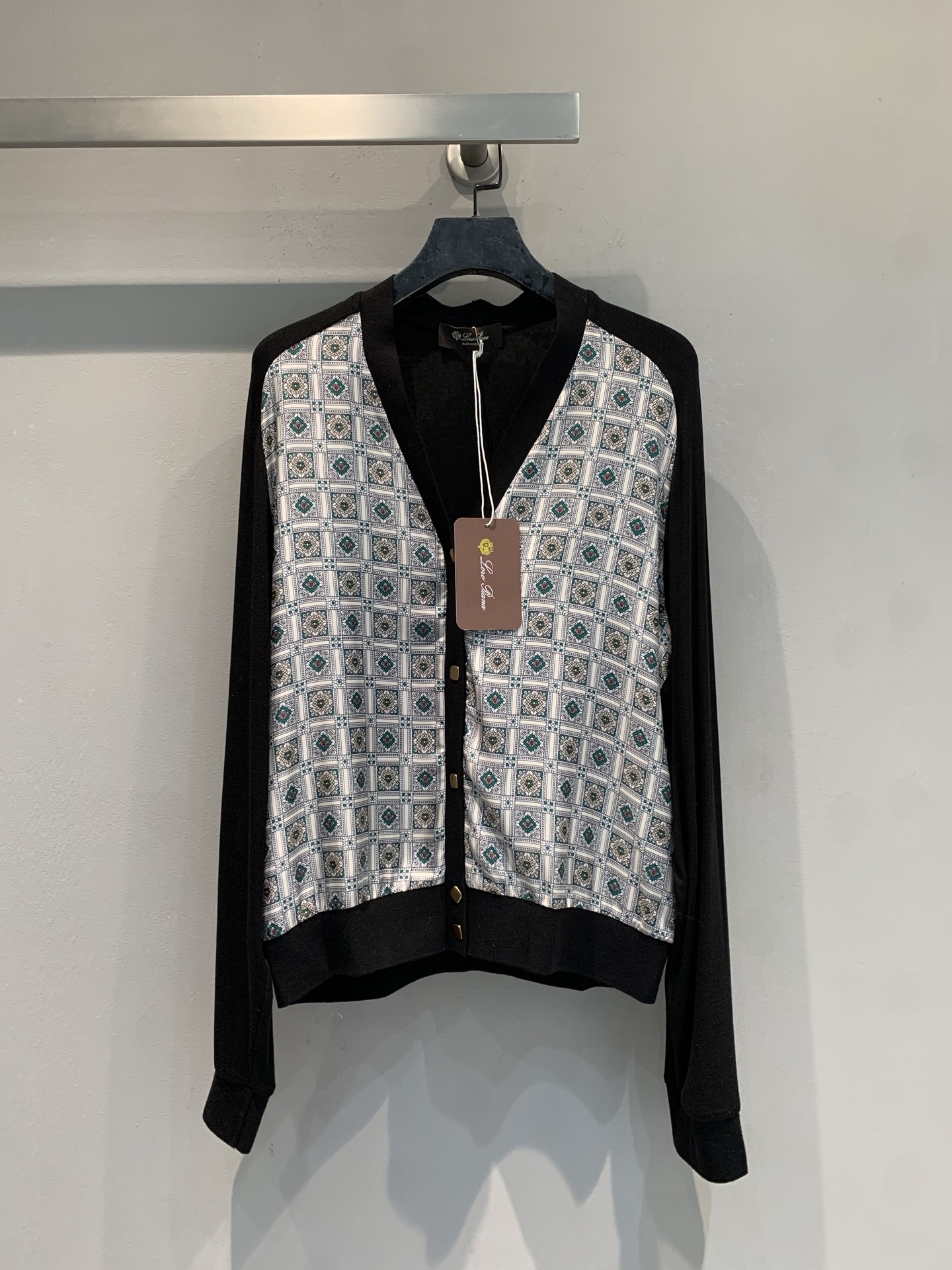 NO:738786,The new model is shipped. The original developed Loro Pian* early spring new floral silk wool knitted cardigan, black knitted and floral fabric splicing, simple and elegant with a bit of romance. High-quality wool and silk blend, soft and comfortable, very suitable for spring and autumn. The floral part is delicate and exquisite, low-key luxury, can be easily used in daily or light formal occasions. The brand's consistent high-end texture and detail processing are really worth buying!  Code number 36 38 40 42,,loro piana,real silk,19860909新款出货啦 原版开发 Loro Pian*早春新款碎花真丝羊毛针织开衫,黑色针织与碎花面料拼接,简约优雅又带点浪漫气息.高品质羊毛真丝混纺,柔软舒适,春秋季节穿超合适.碎花部分细腻精致,低调奢华,日常或轻正式场合都能轻松驾驭.品牌一贯的高级质感和细节处理,真的很值得入手！码数36 38 40 42,,loro piana,real silk,,Women's clothing